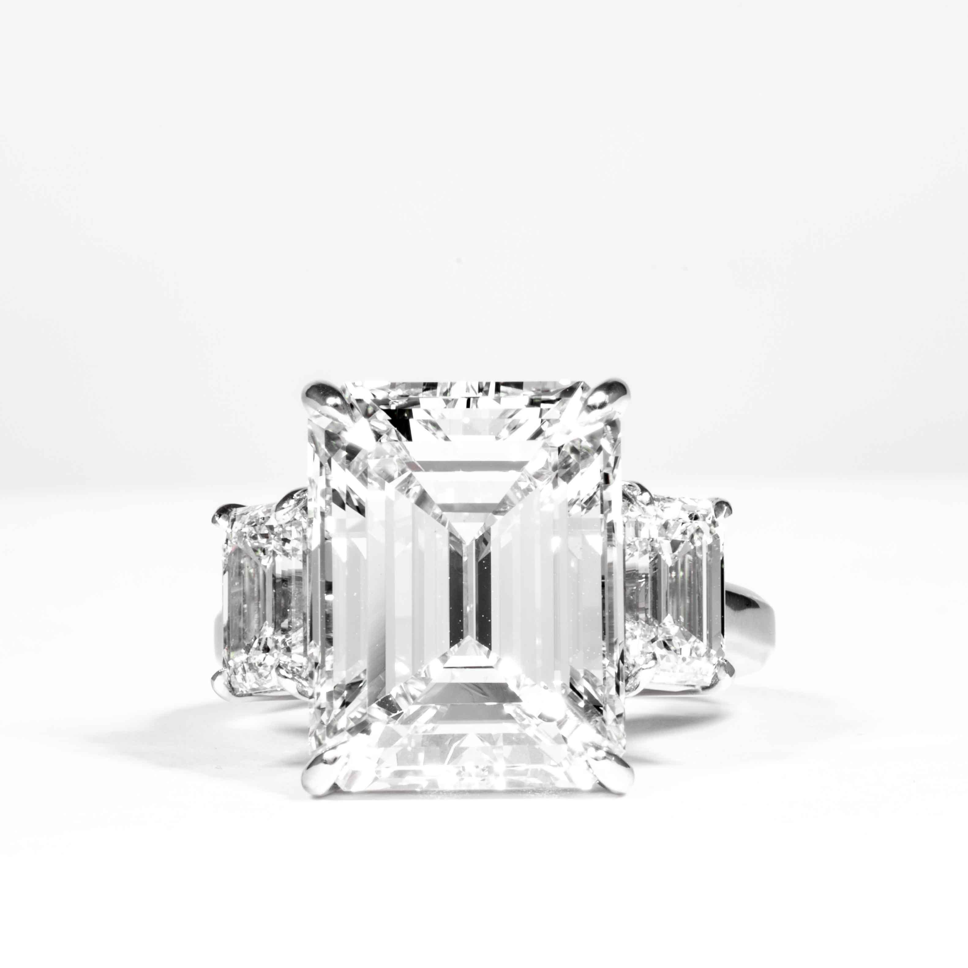 Cette bague en diamant à 3 pierres est offerte par Shreve, Crump & Low. Ce diamant taille émeraude de 10,75 carats certifié GIA K VS2 mesurant 14,35 x 11,08 x 7,43 mm est serti sur mesure dans une bague à trois pierres en platine fabriquée à la main
