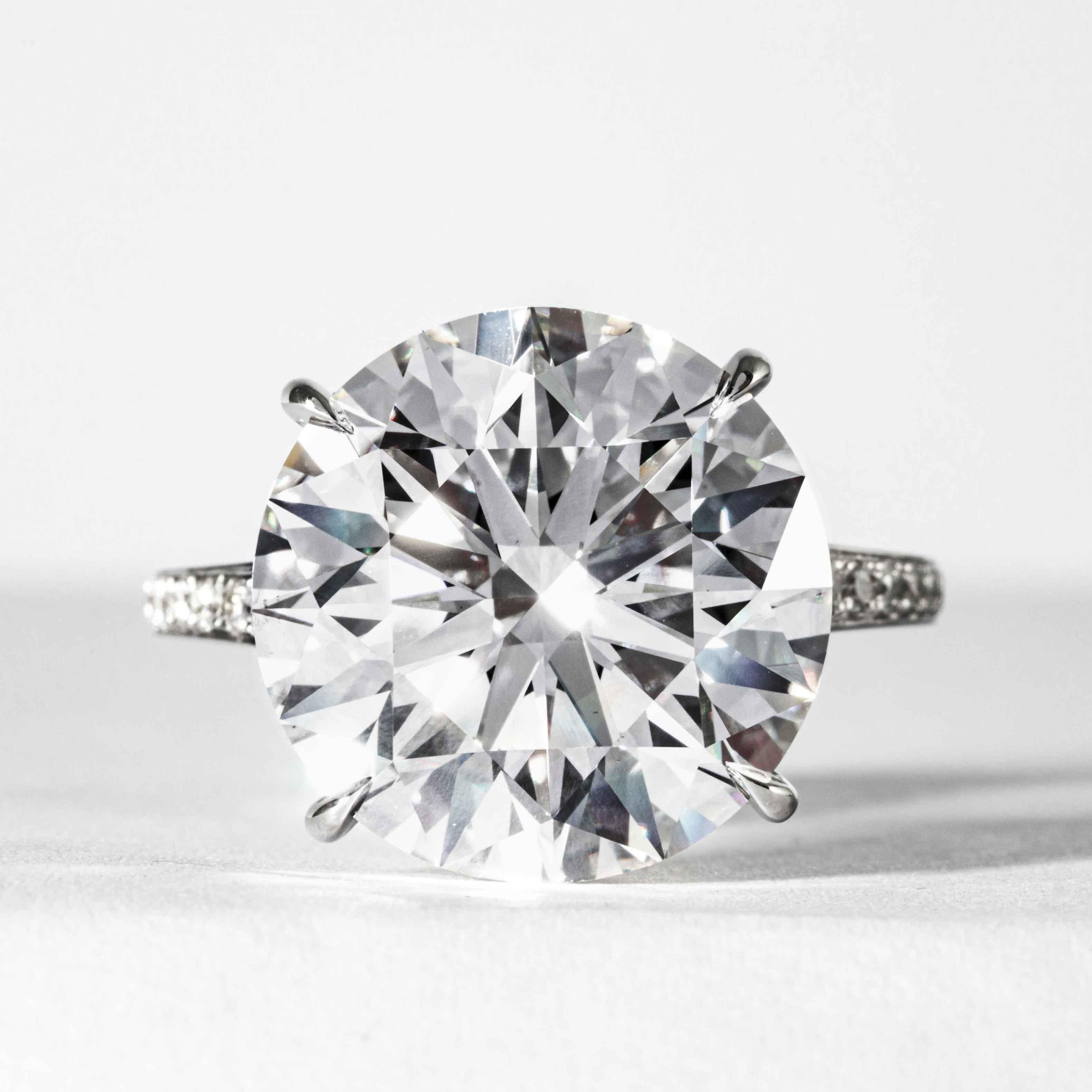 Cette spectaculaire bague en diamant est proposée par Shreve, Crump & Low. Ce diamant de 10,77 carats, certifié par la GIA, de taille ronde brillante F VS1, triple excellent, mesurant 14,02 - 14,11 x 8,83 mm, est serti sur mesure dans une bague en
