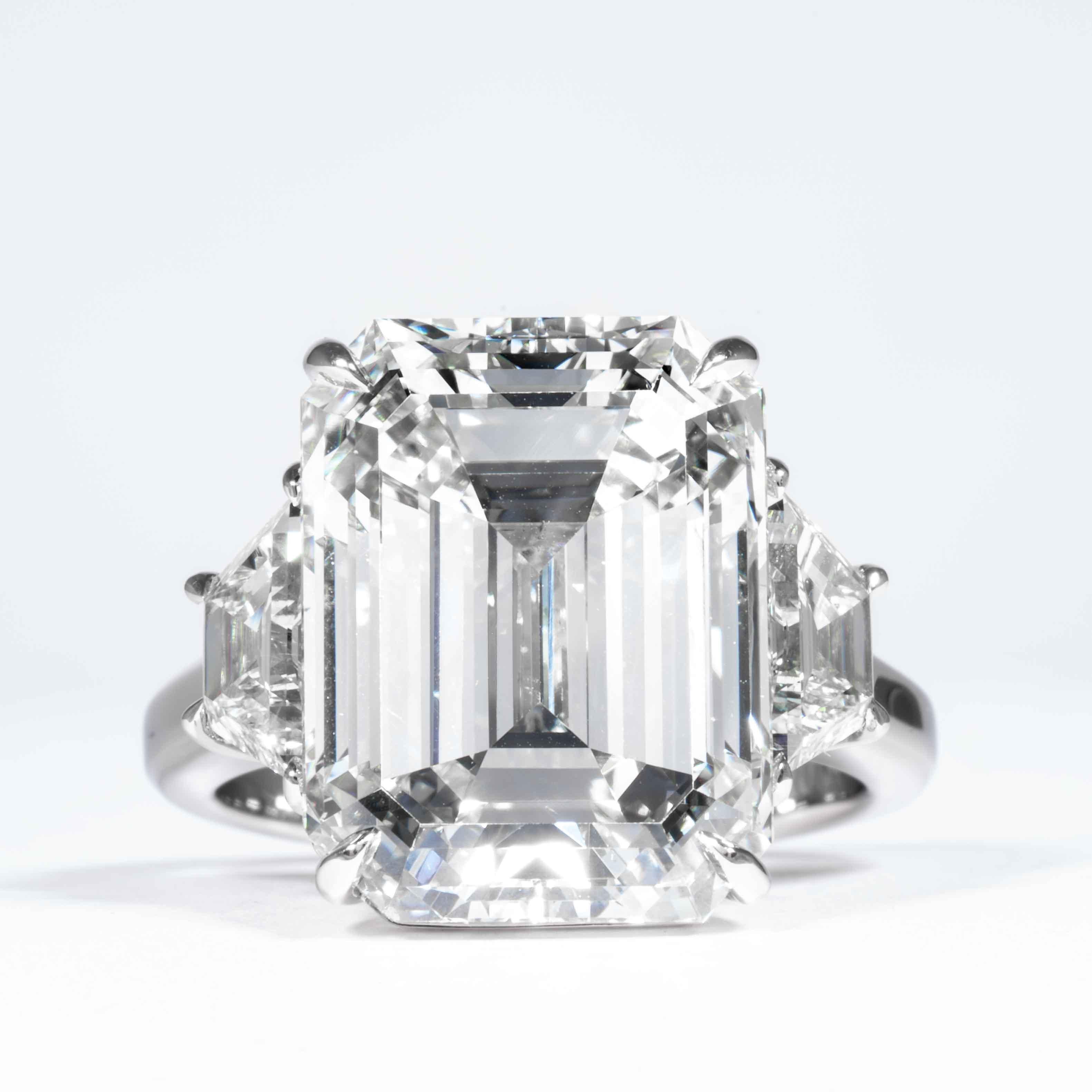 Cette bague à trois pierres est proposée par Shreve, Crump & Low. Ce diamant émeraude de 13,26 carats, certifié GIA K VS2, mesurant 15,30 x 11,64 x 8,31 mm, est serti sur mesure dans une bague à trois pierres en platine fabriquée à la main par