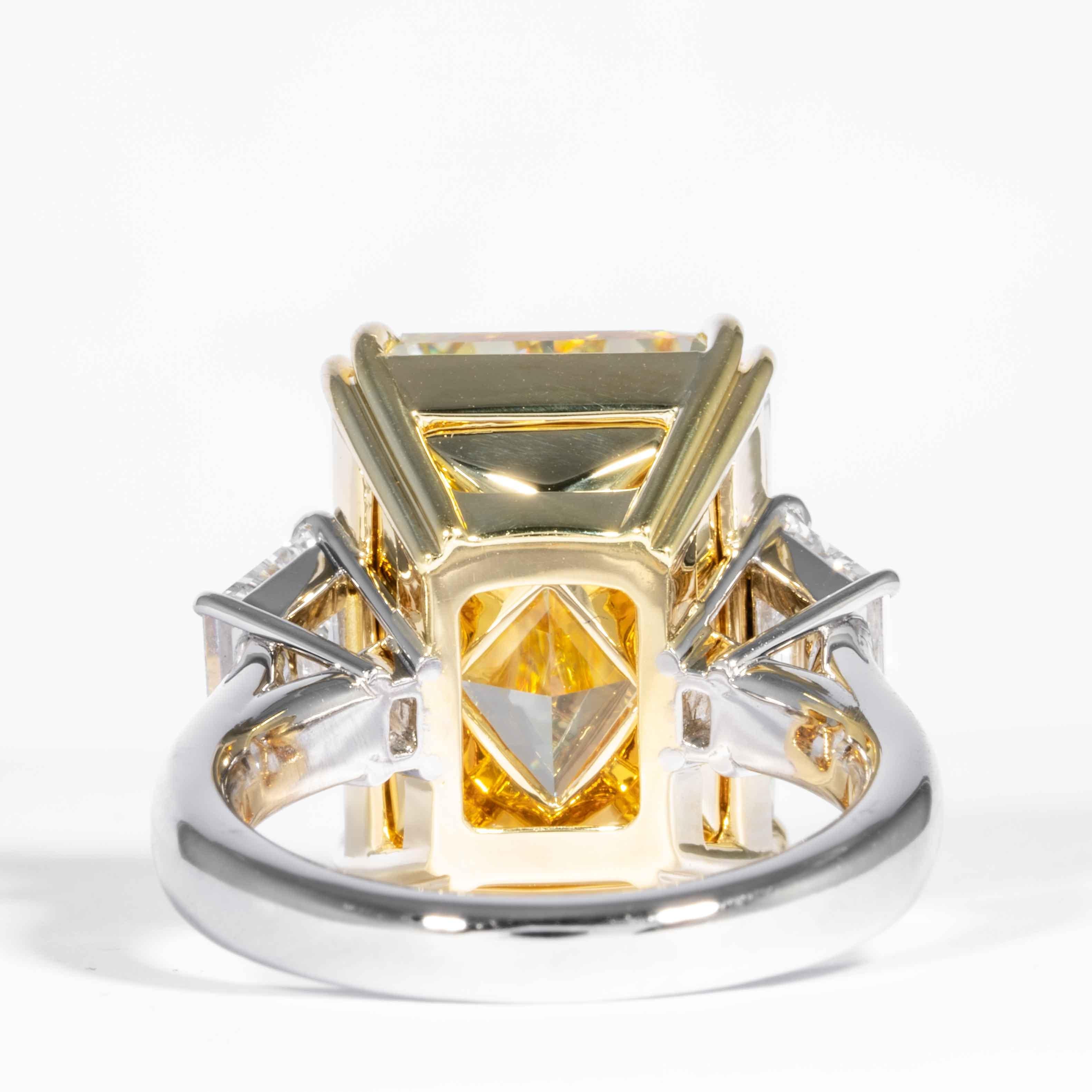 Women's Shreve, Crump & Low GIA Certified 17.01 Carat Fancy Yellow Radiant Diamond Ring For Sale