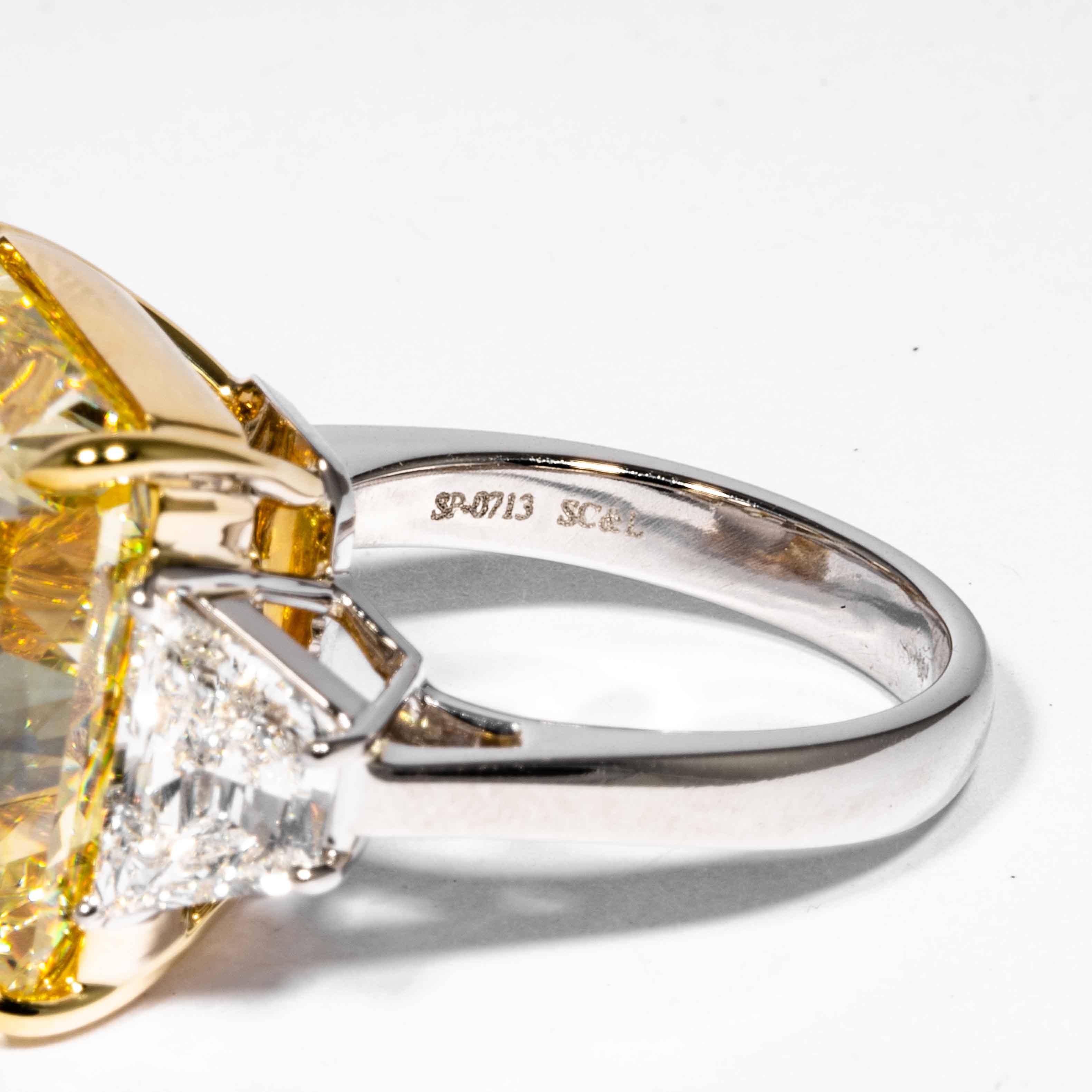 Women's Shreve, Crump & Low GIA Certified 20.24 Carat Fancy Intense Yellow Diamond Ring For Sale