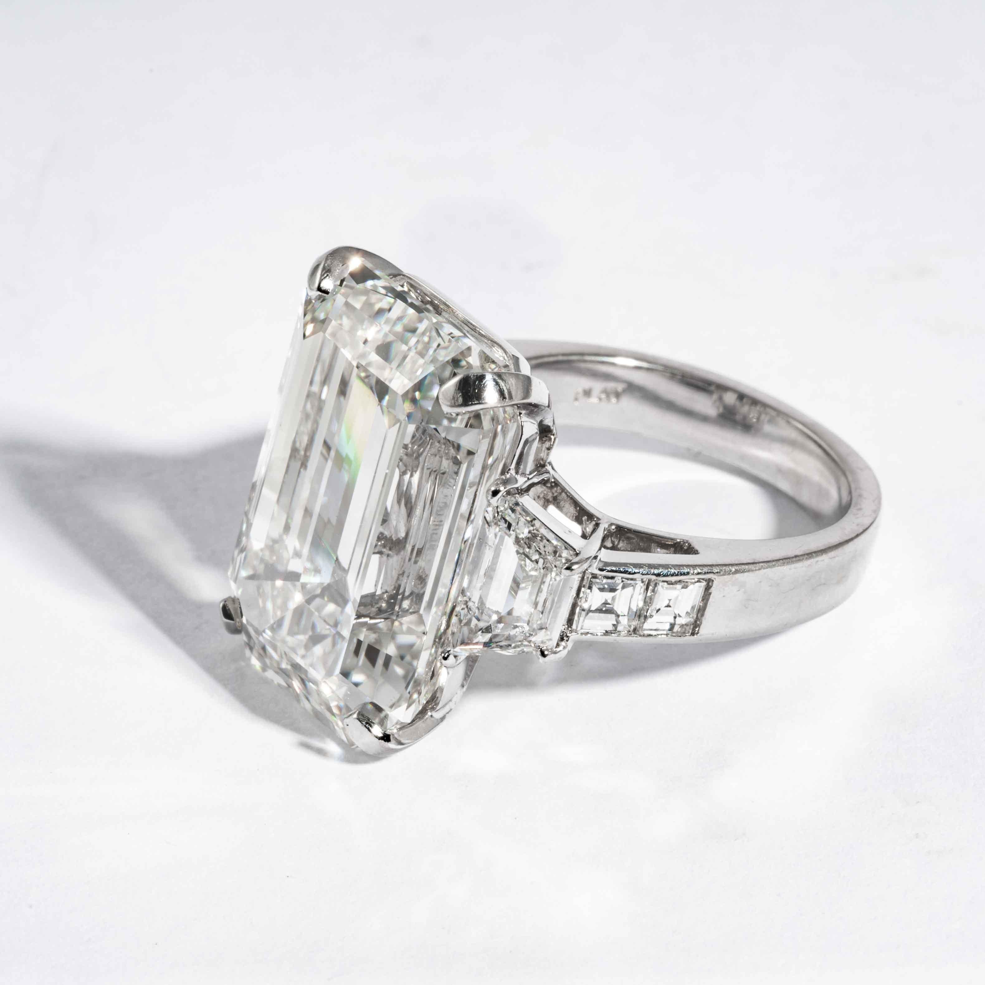 Shreve, Crump & Low GIA Certified 22.02 Carat J VS2 Emerald Cut Diamond Ring In New Condition In Boston, MA