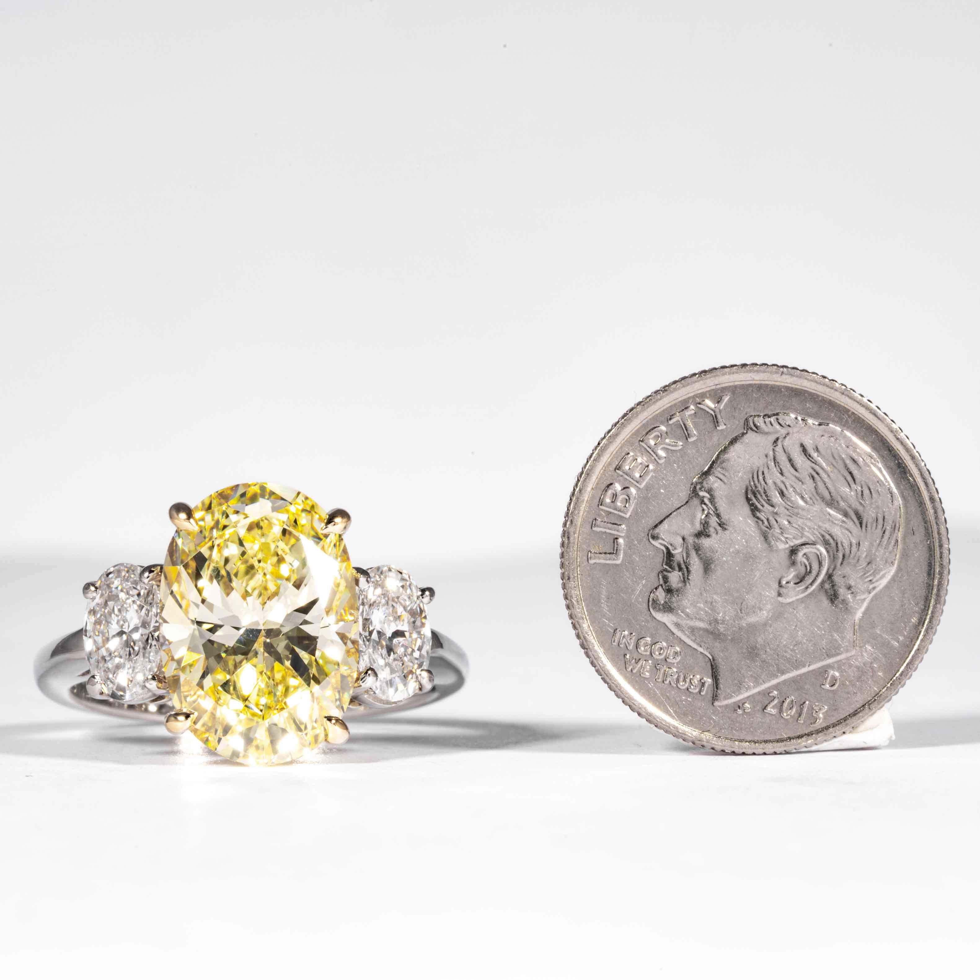 Women's Shreve, Crump & Low GIA Certified 4.55 Carat Fancy Yellow Oval Diamond Ring For Sale