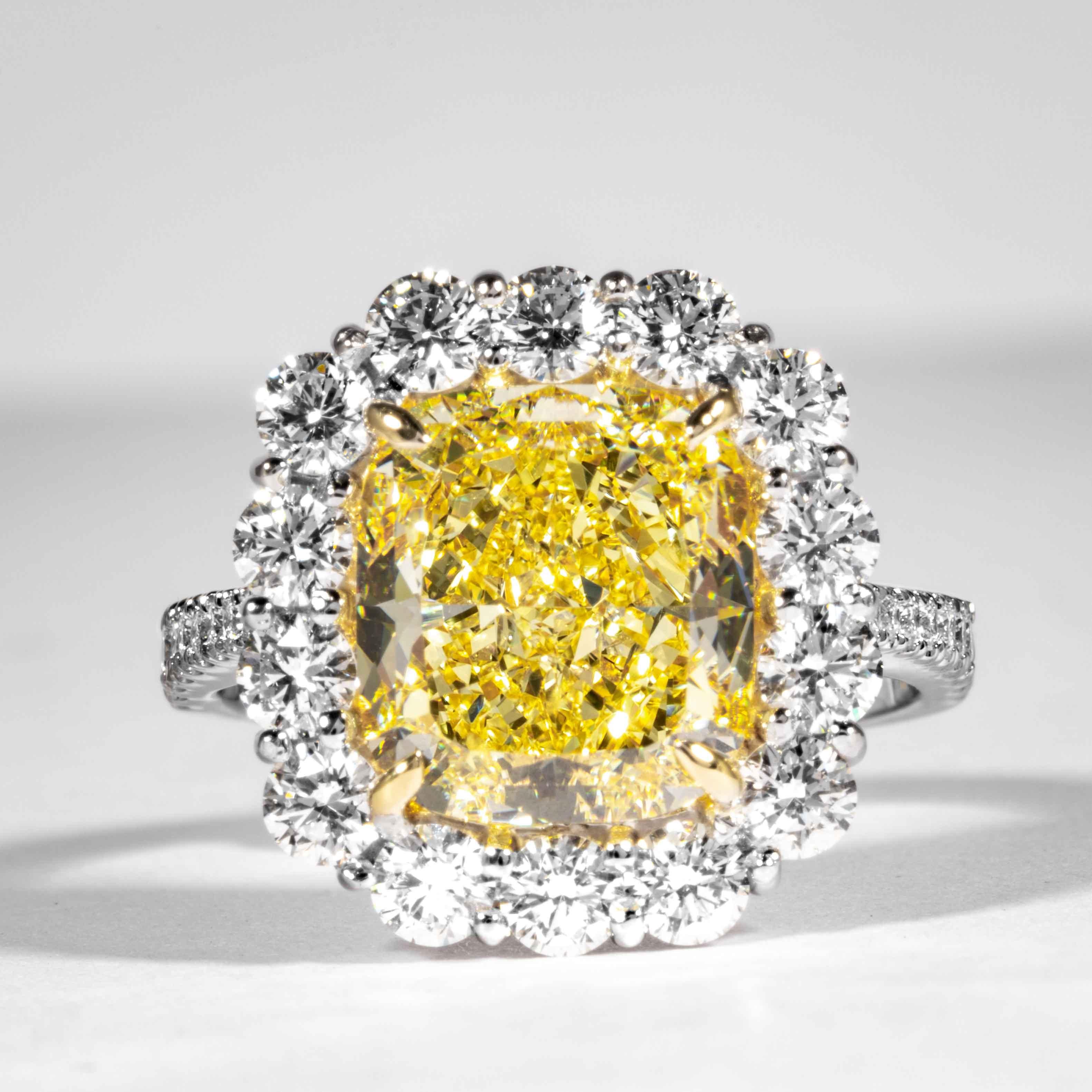 Dieser kissenförmig geschliffene Diamant in intensivem Gelb wird von Shreve, Crump & Low angeboten. Dieser Fancy Intense Yellow Cushion Cut Diamant ist in einem handgefertigten Shreve, Crump & Low Platin und 18 Karat Gelbgold Diamant-Cluster-Ring,