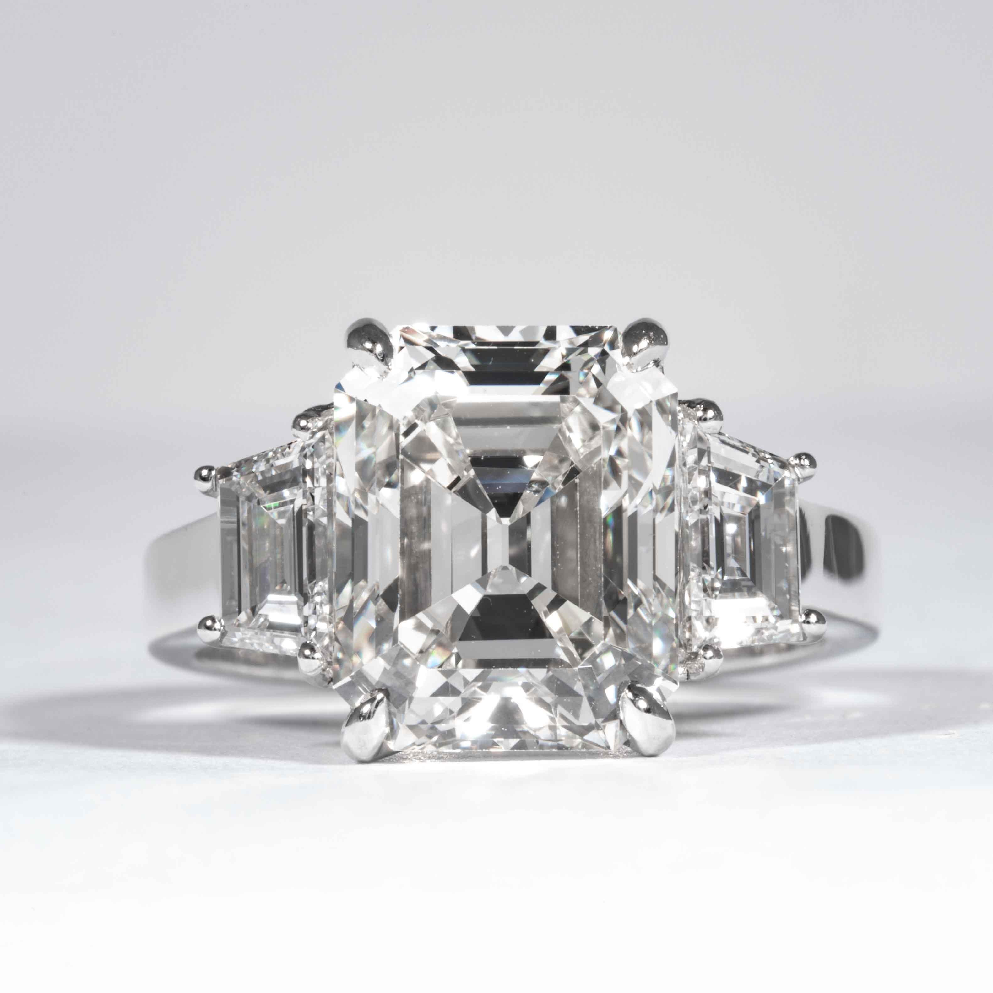 Cette bague en diamant est offerte par Shreve, Crump & Low. Ce diamant taille émeraude de 5,13 carats certifié GIA J VS2 mesurant 10,98 x 8,88 x 6,32 mm est serti sur mesure dans une bague à trois pierres en platine fabriquée à la main par Shreve,