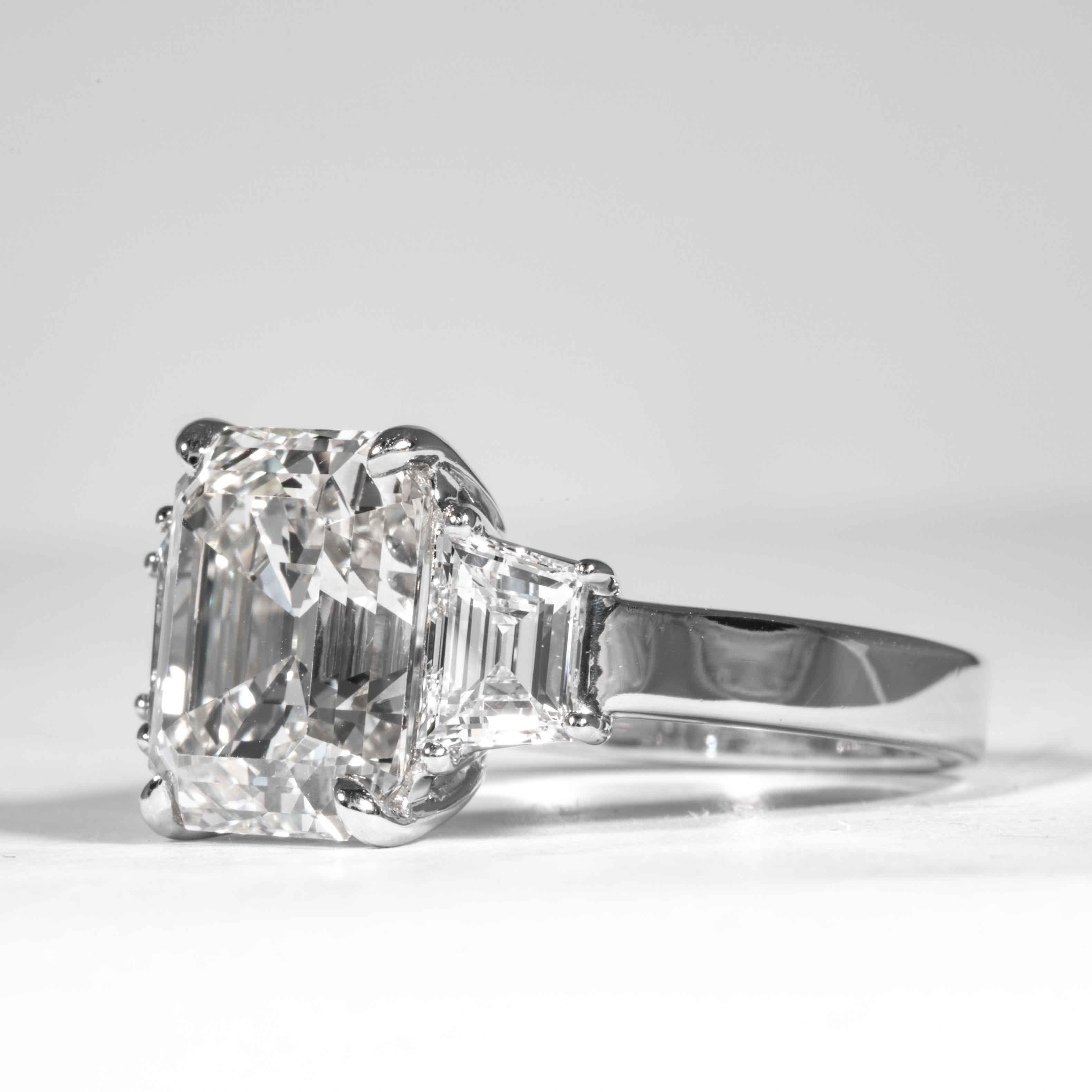 Taille émeraude Bague Shreve, Crump & Low en plaqué diamant taille émeraude 5,13 carats certifié GIA J VS2 en vente