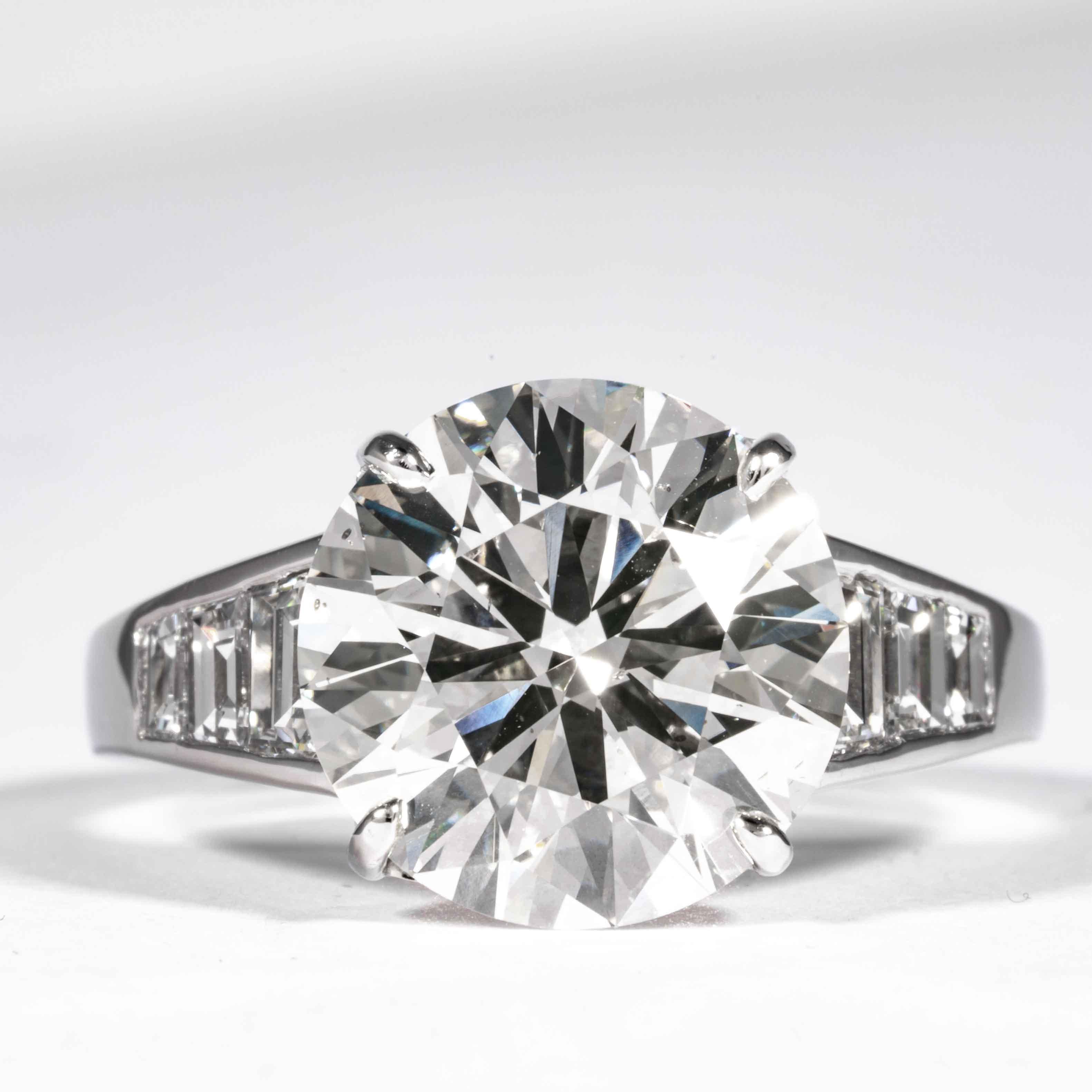 Dieser elegante und klassische Diamantring wird von Shreve, Crump & Low angeboten. Dieser 5,60 Karat GIA-zertifizierte J SI1 runde Diamant im Brillantschliff mit den Maßen 11,60 x 11,67 x 6,88 mm ist in einem handgefertigten Platin- und Diamantring