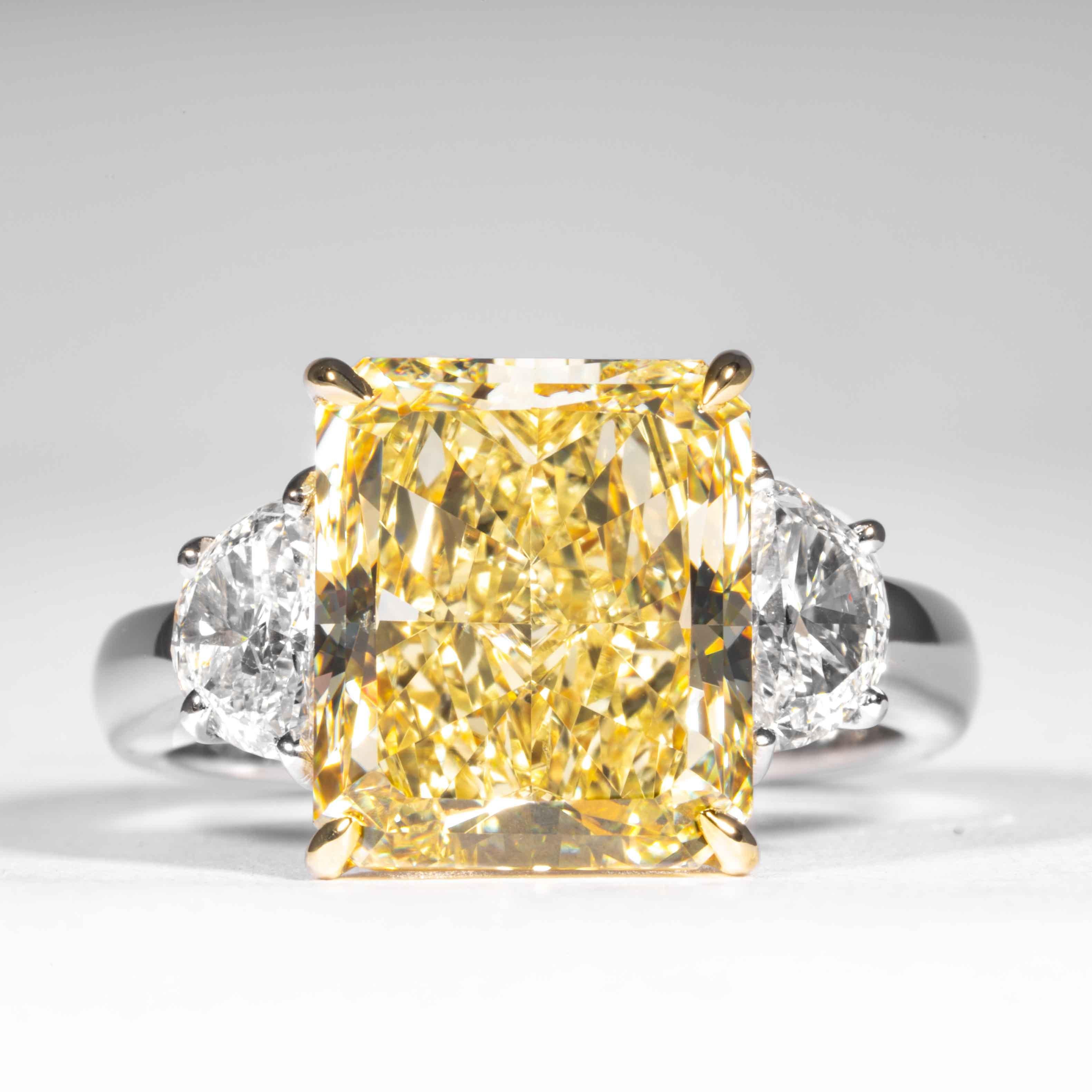 Ce diamant de couleur jaune radieux est proposé par Shreve, Crump & Low.  Ce diamant radiant jaune de fantaisie est serti sur mesure dans une bague à trois pierres en platine et or jaune 18 carats de marque Shreve, Crump & Low, composée d'un diamant