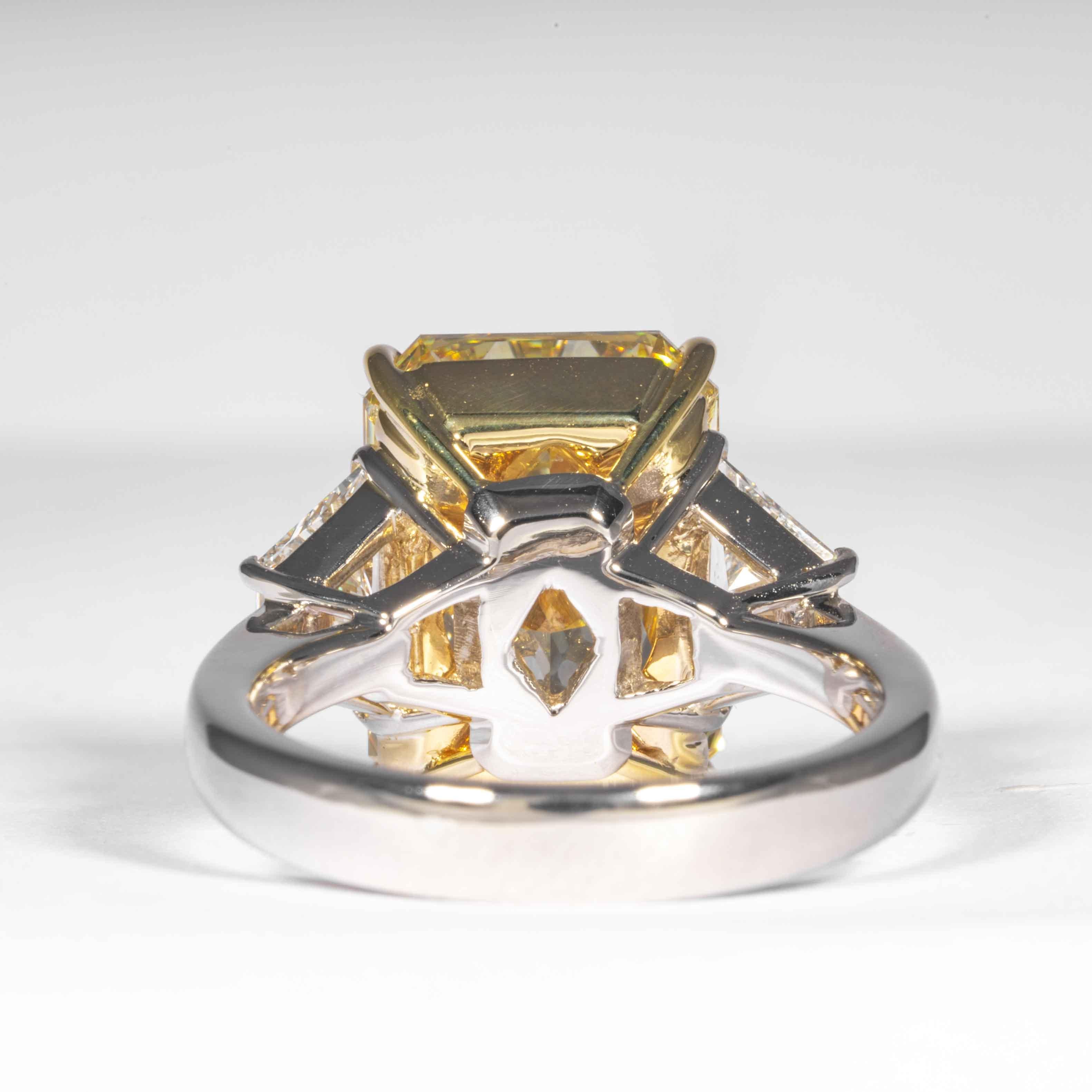 Women's Shreve, Crump & Low GIA Certified 7.95 Carat Fancy Yellow Radiant Diamond Ring For Sale