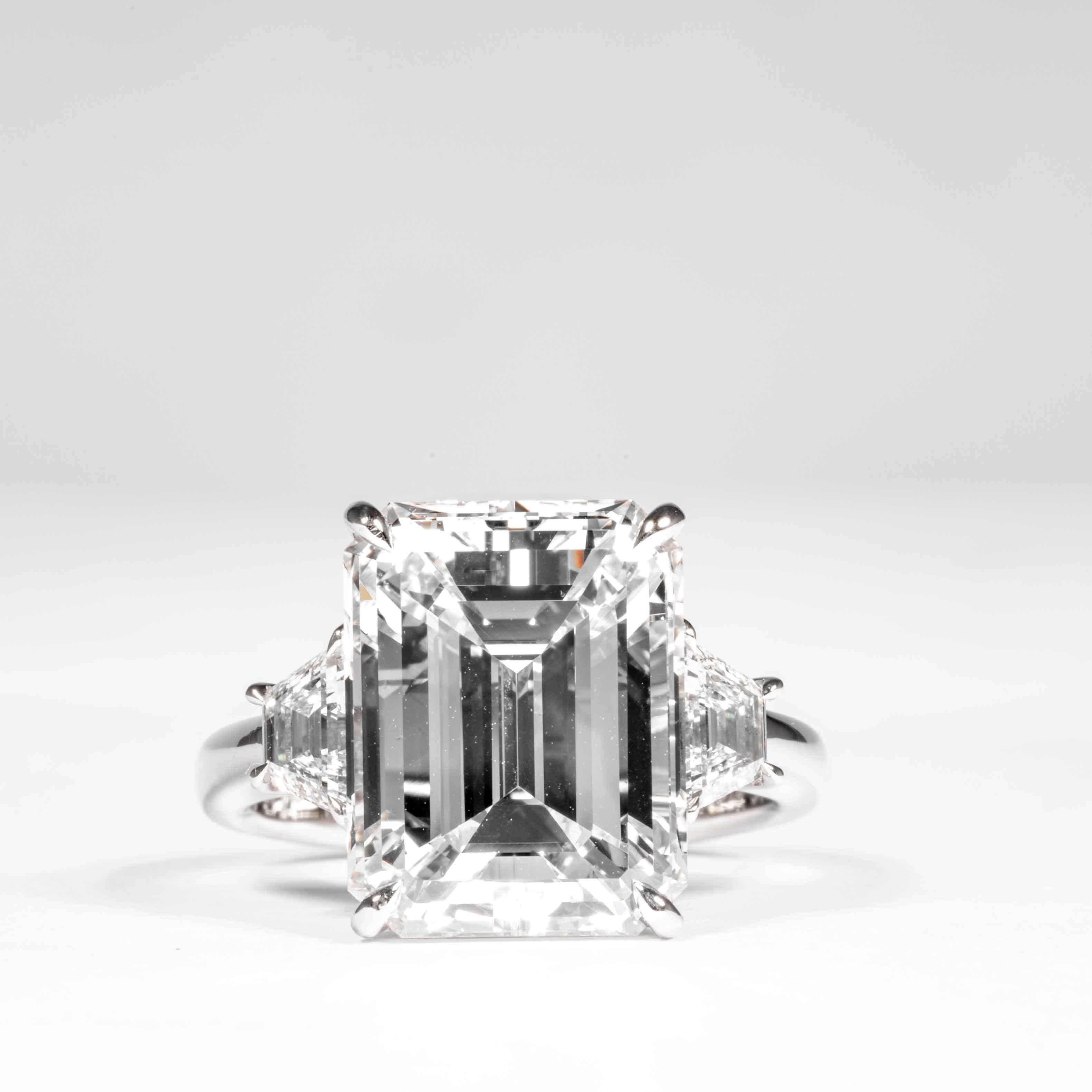 Cette bague en diamant à 3 pierres est offerte par Shreve, Crump & Low. Ce diamant taille émeraude de 8,97 carats certifié GIA G VS2 mesurant 13,70 x 10,64 x 6,95 mm est serti sur mesure dans une bague à trois pierres en platine fabriquée à la main