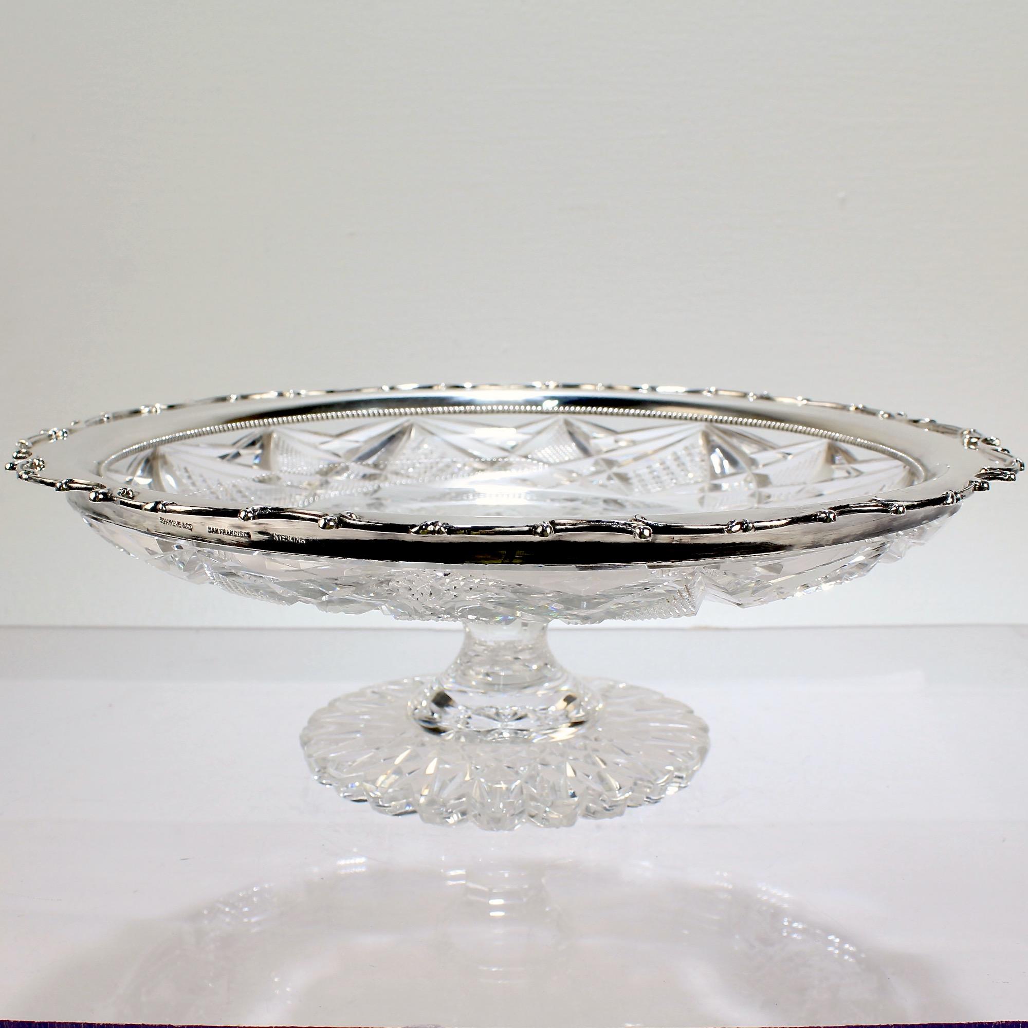 Une très belle compote en verre taillé de la période Brilliant américaine.

Monté avec un rebord en argent sterling et marqué pour Shreve & Co. de San Francisco.

Tout simplement une belle pièce de verre et d'argent américain !

Date :
XXe