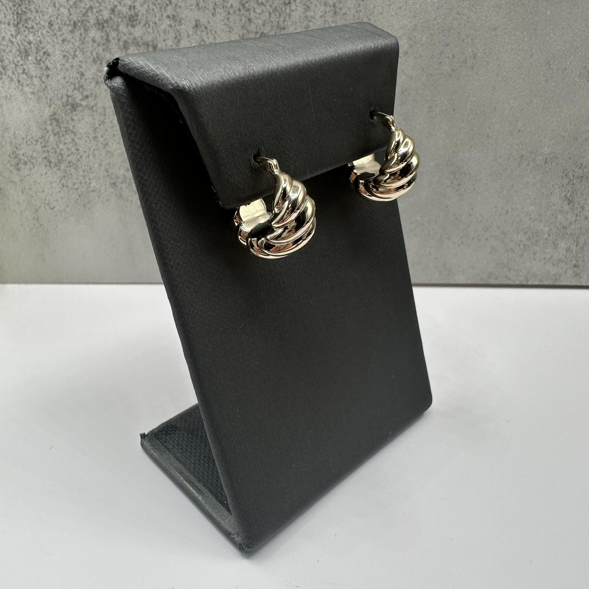 These stylish Shrimp Design Huggie Earrings in 14kt yellow gold feature a unique, trendy design with a 16.2mm outer diameter, offering a bold yet elegant look. Weighing 2.5 grams, they are lightweight yet durable for everyday wear. In new condition,