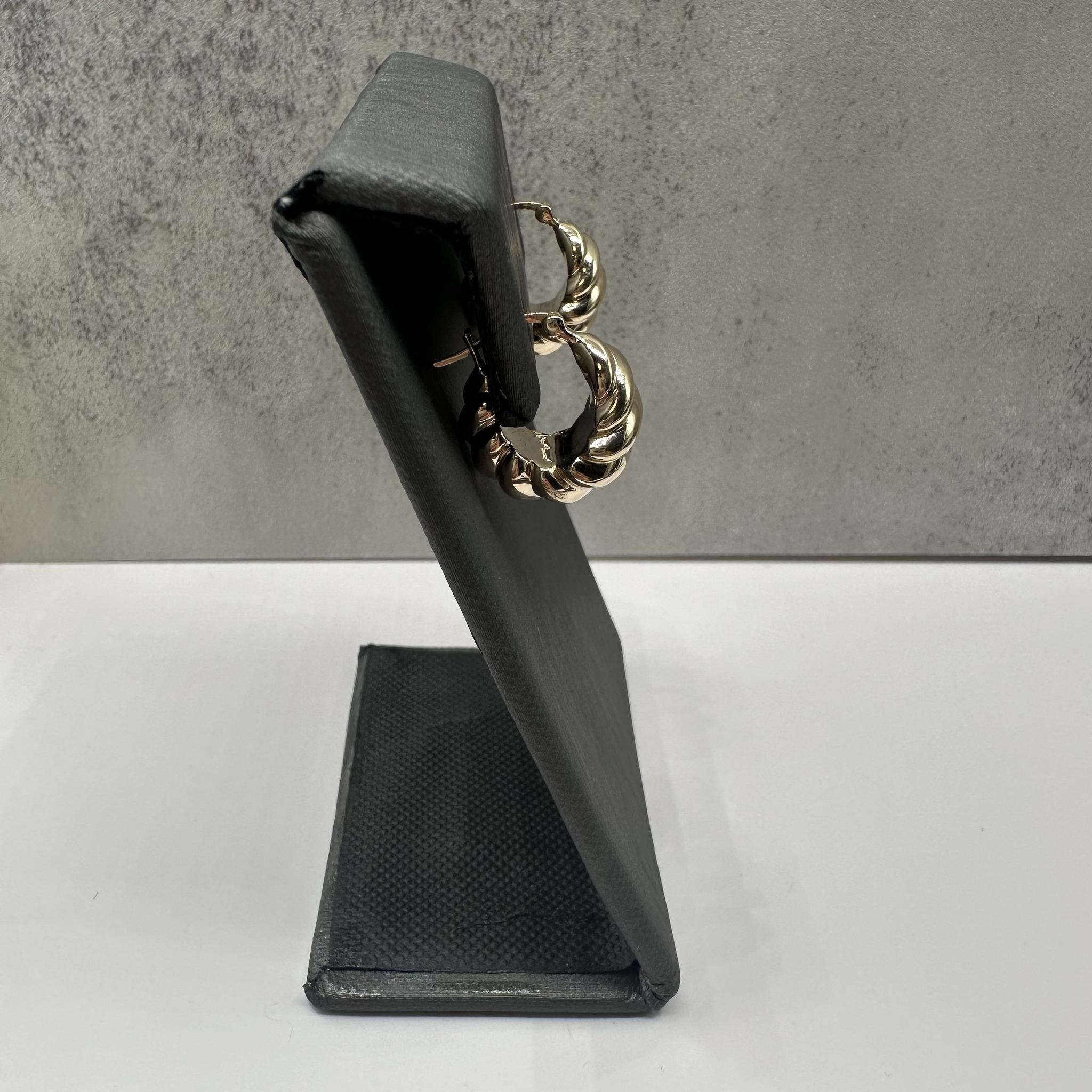 Shrimp Design Huggie Earrings in 14kt Yellow Gold - 16.2mm, 2.5g, New Condition In New Condition For Sale In West Hempstead, NY