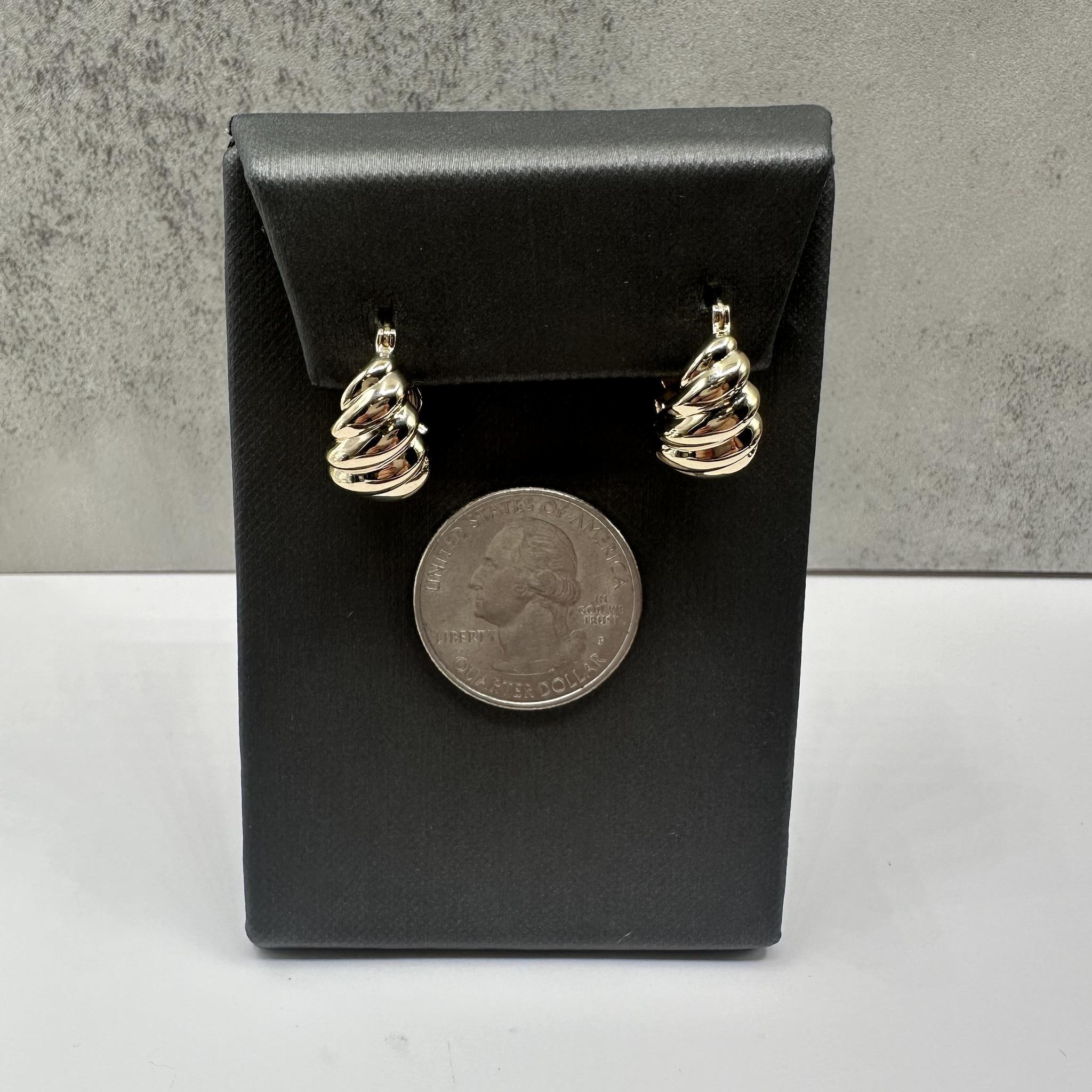 Women's Shrimp Design Huggie Earrings in 14kt Yellow Gold - 16.2mm, 2.5g, New Condition For Sale