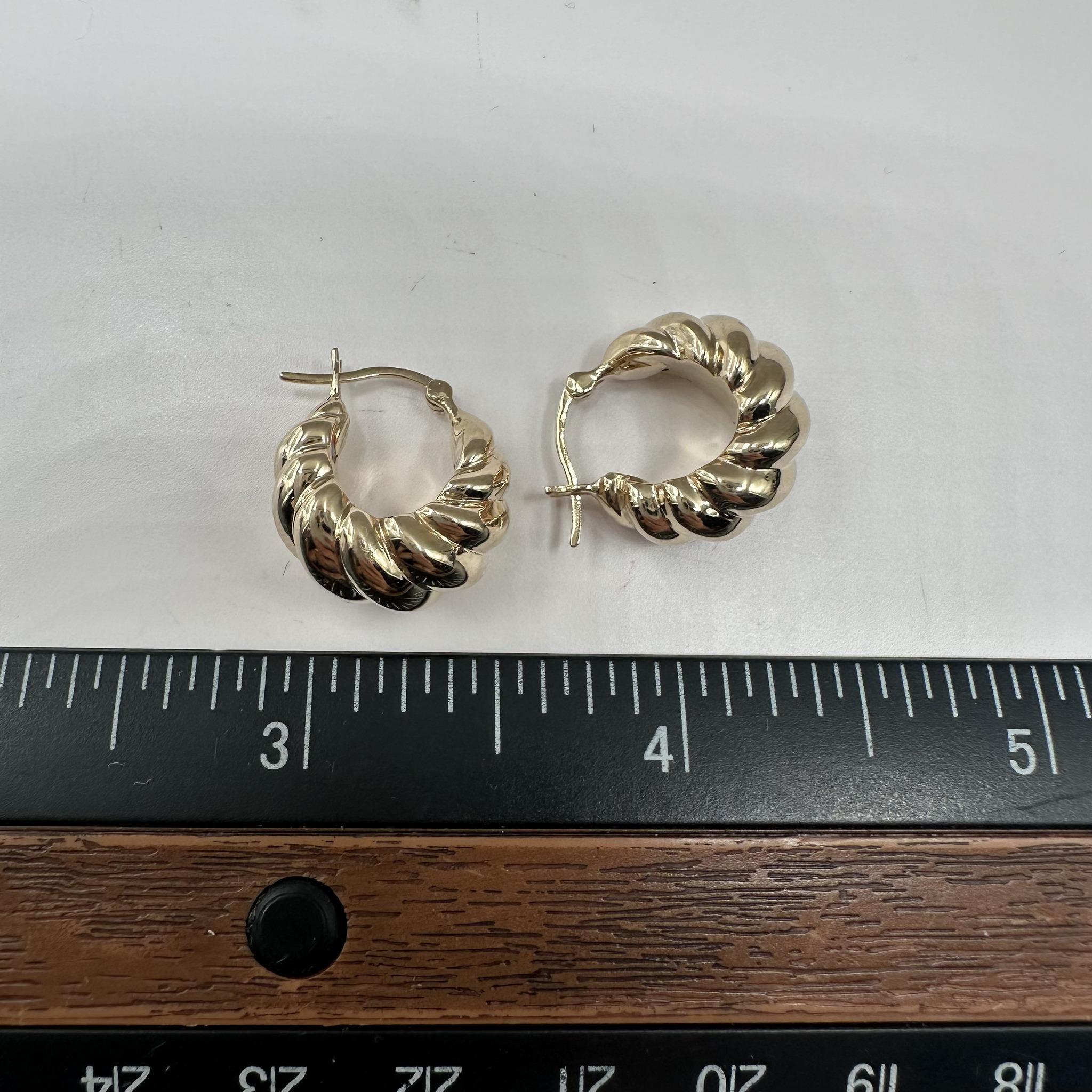 Shrimp Design Huggie Earrings in 14kt Yellow Gold - 16.2mm, 2.5g, New Condition For Sale 1