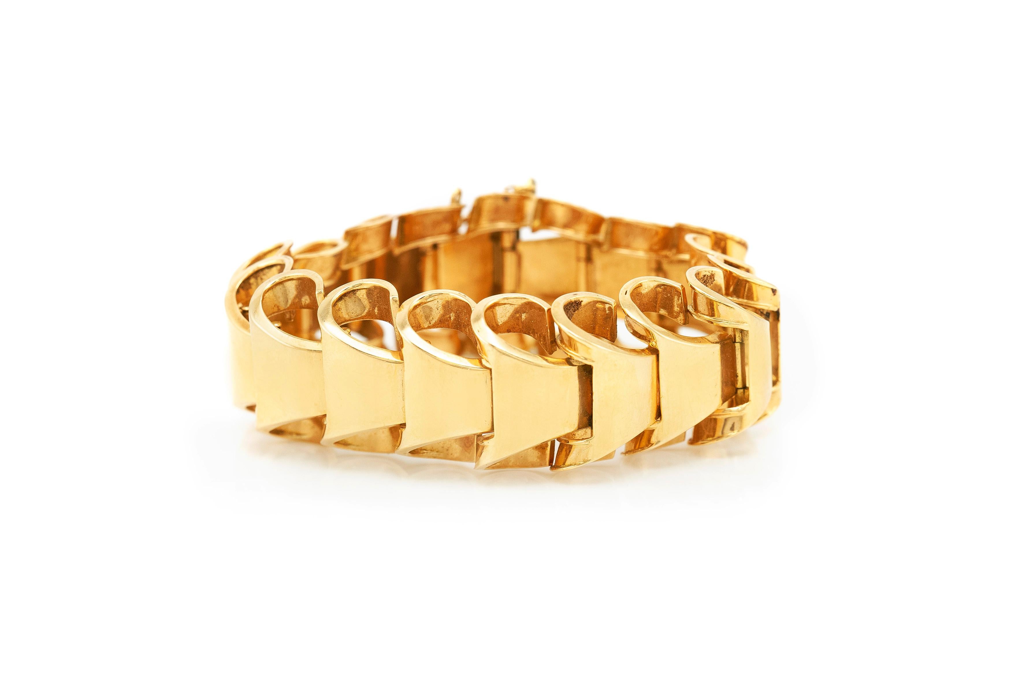 The bracelet is finely crafted in 18 k yellow gold.
Very trendy and not heavy beautiful bracelet.
