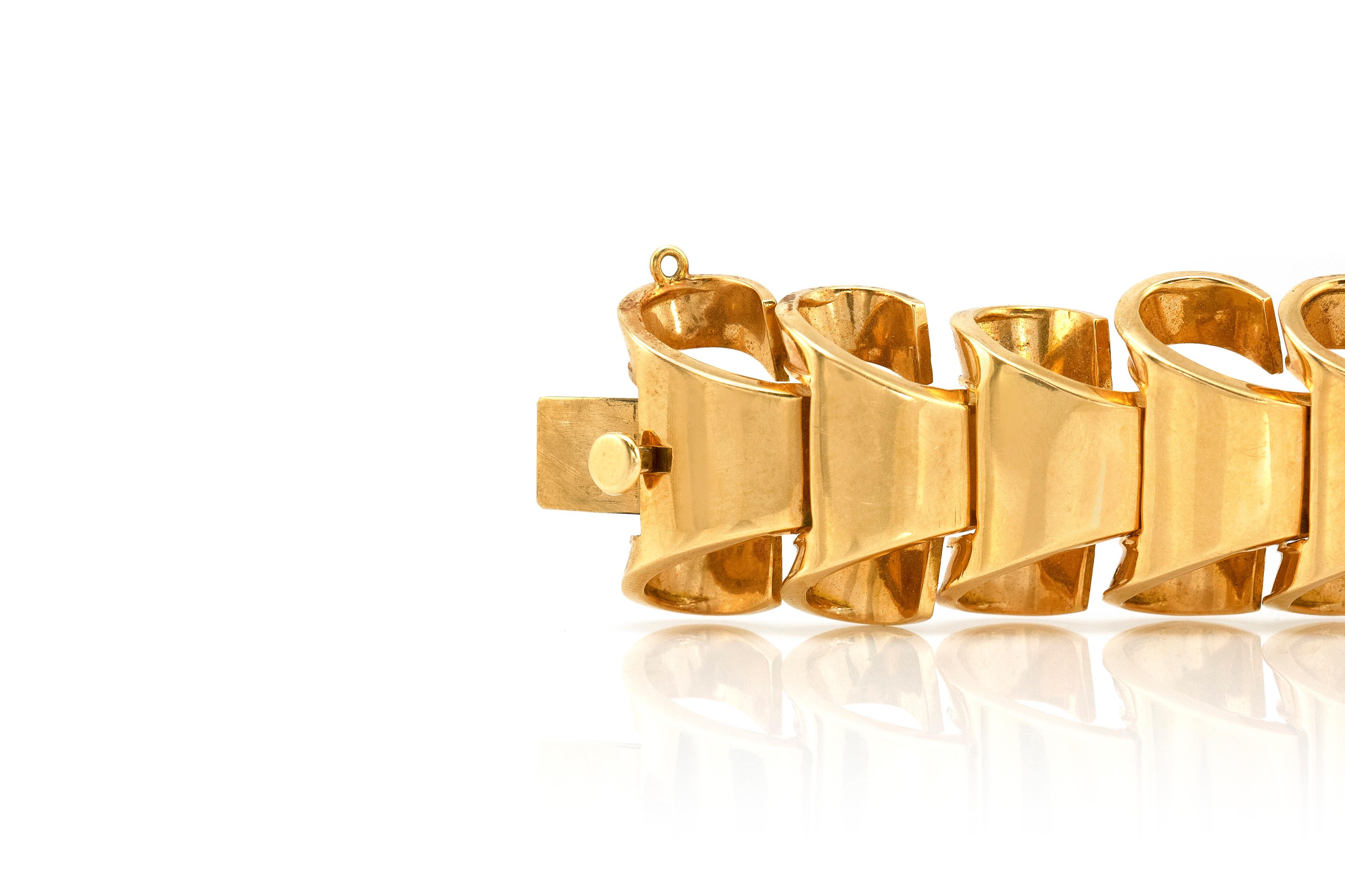 Shrimp Style 18 Karat Gold Bracelet In Excellent Condition In New York, NY