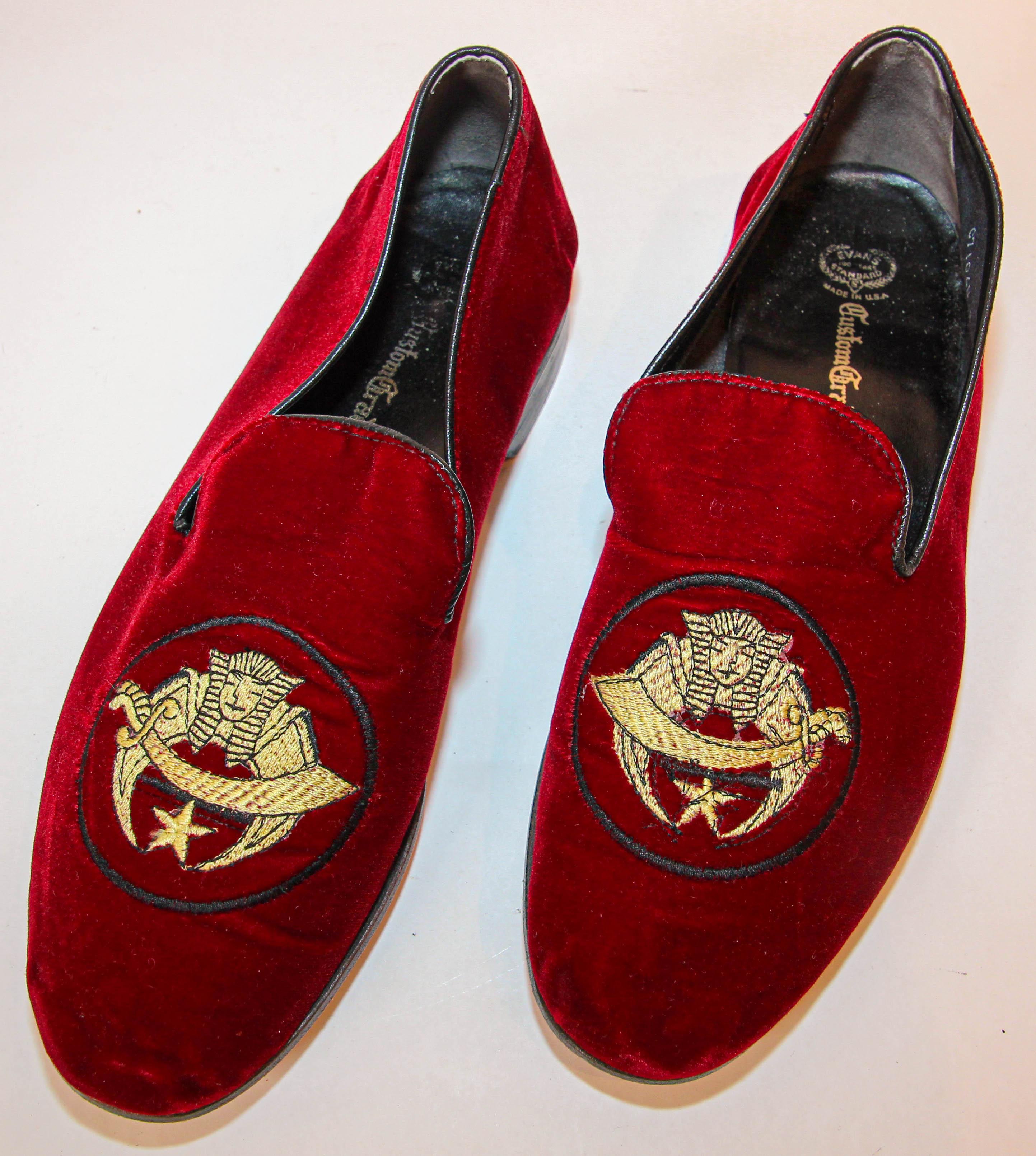 Shriner Red Burgundy Velvet Shoes Embroidery Loafers Slip On Size 8.5.
Vintage Evans Standard Custom Grade Shriners Red Velvet Leather Sole Mens Shoes Made in the USA.
Men luxury hand-made, leather-soled velvet loafers, aristocratically hand