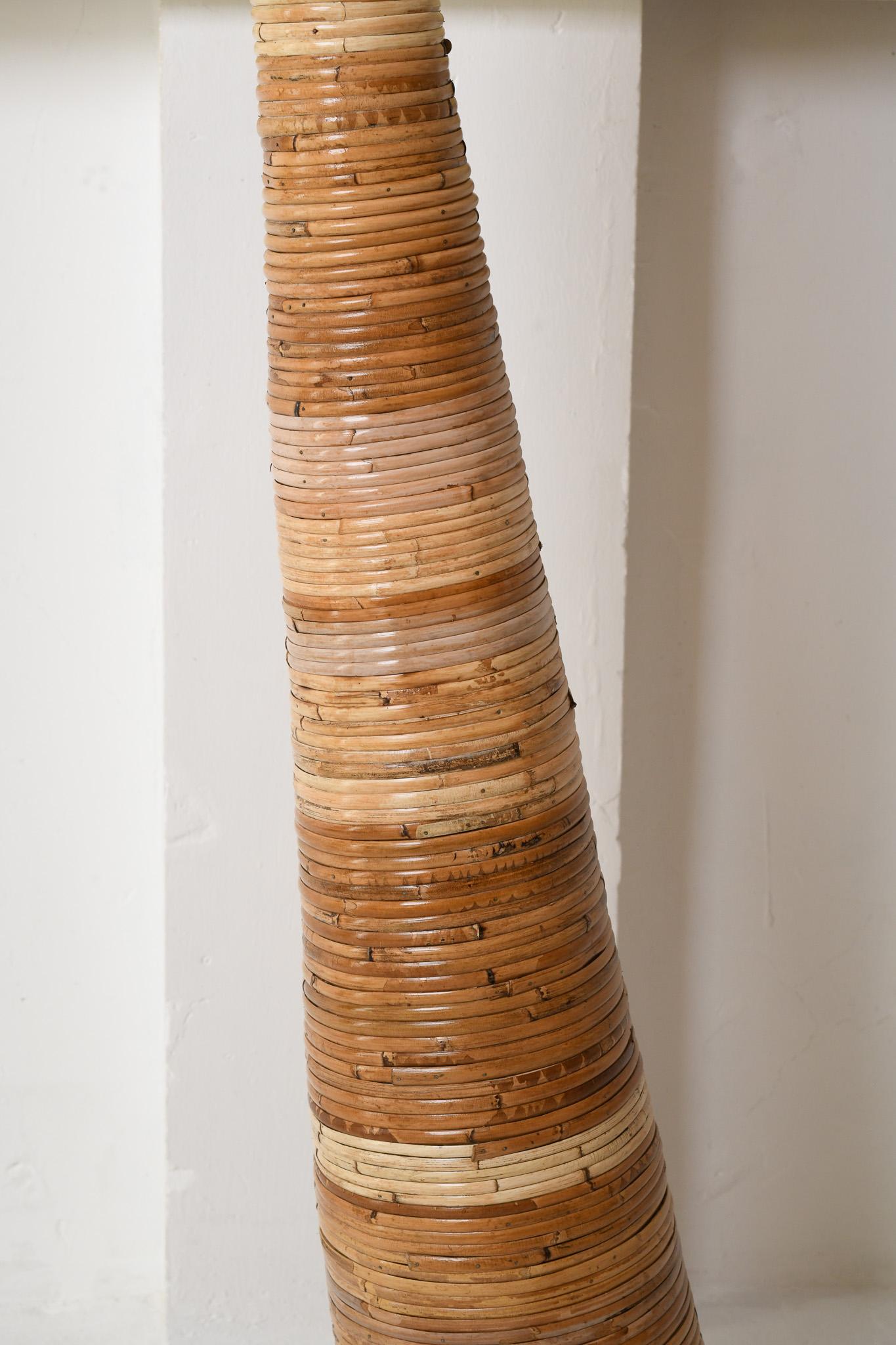 Ti presentiamo la lampada da terra in rattan Shroom 002 di Rattanology. Realizzato a mano con una meticolosa attenzione ai dettagli e caratterizzato da un design unico ispirato ai funghi della natura. Realizzata in rattan naturale con eleganti