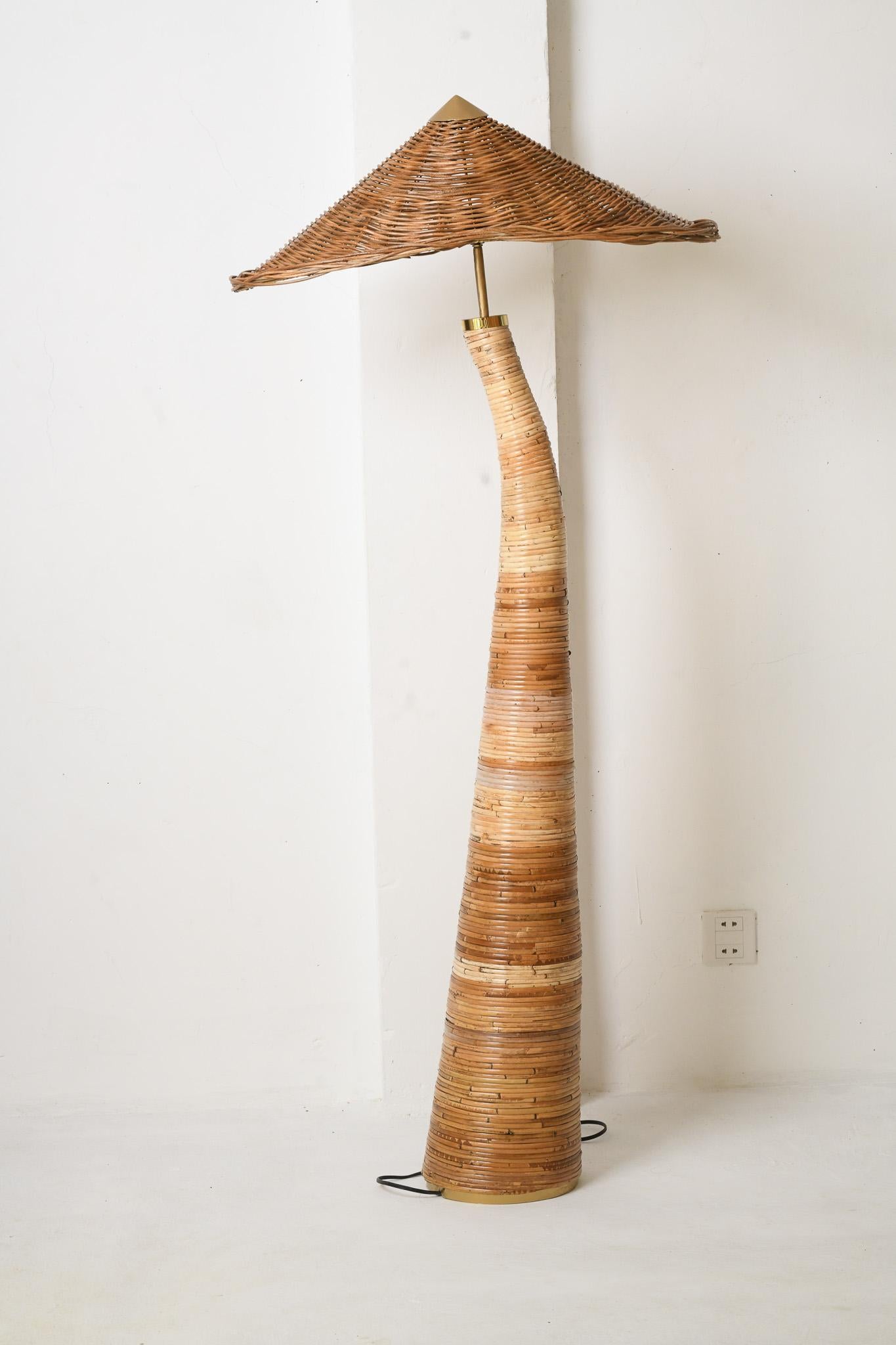 Mid-Century moderno Fungo 002  Lampada da terra in rattan in vendita