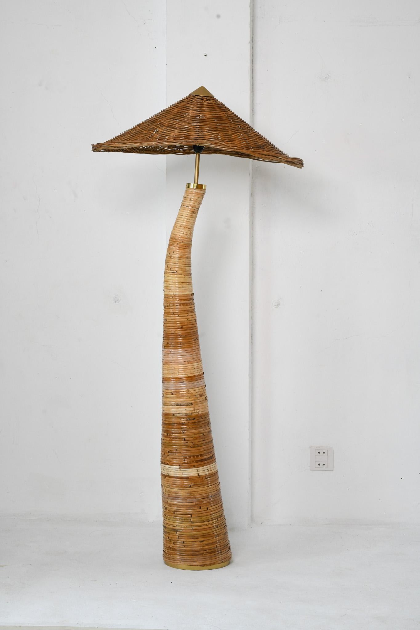 Fatto a mano Fungo 002  Lampada da terra in rattan in vendita
