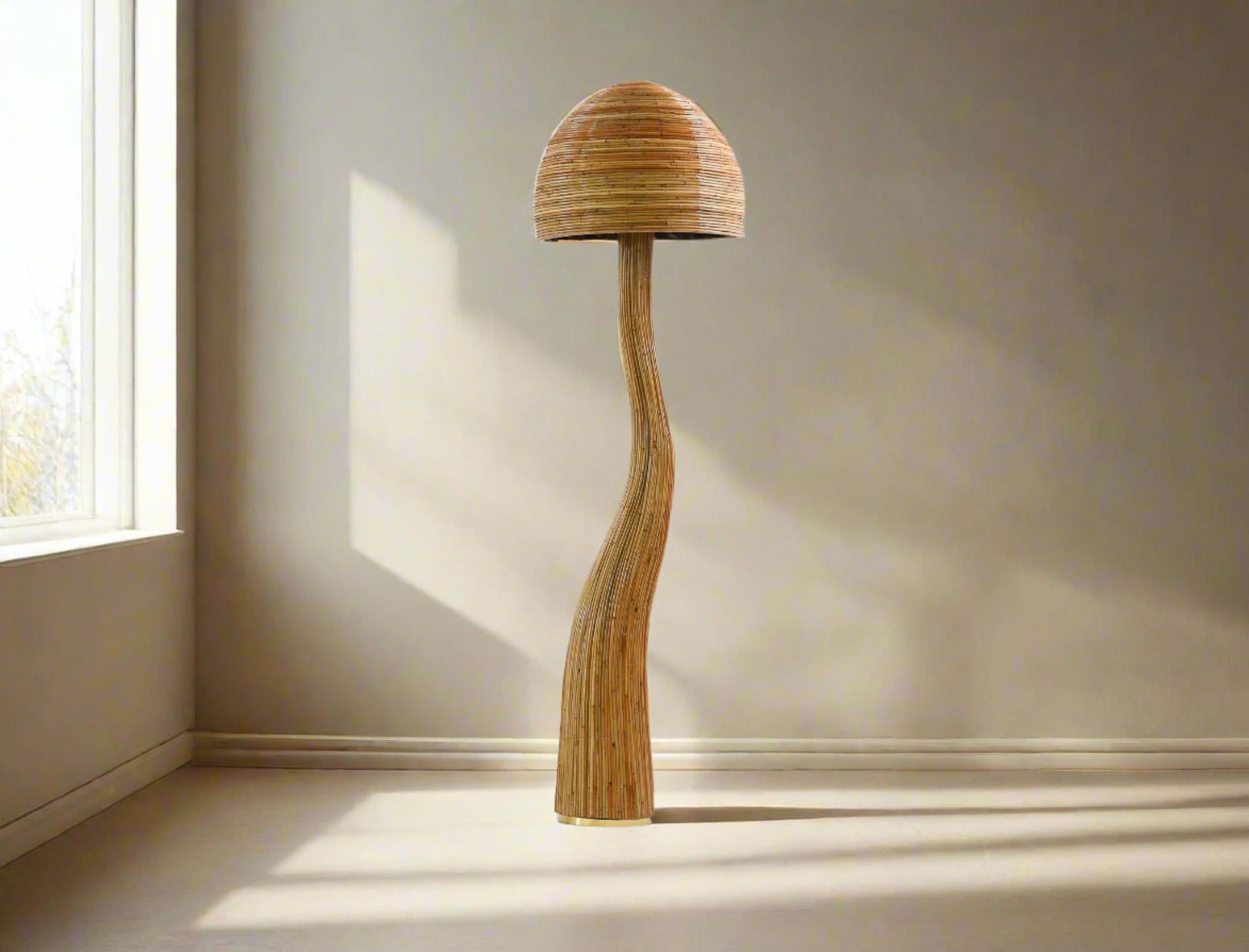 Ilumina tu salón con la belleza orgánica de la Lámpara de Pie Shroom 003 Pencil Reed. Hecha a mano con caña de lápiz natural, esta lámpara única en su especie aporta un toque de aire libre al interior. La singular forma de seta añade un toque