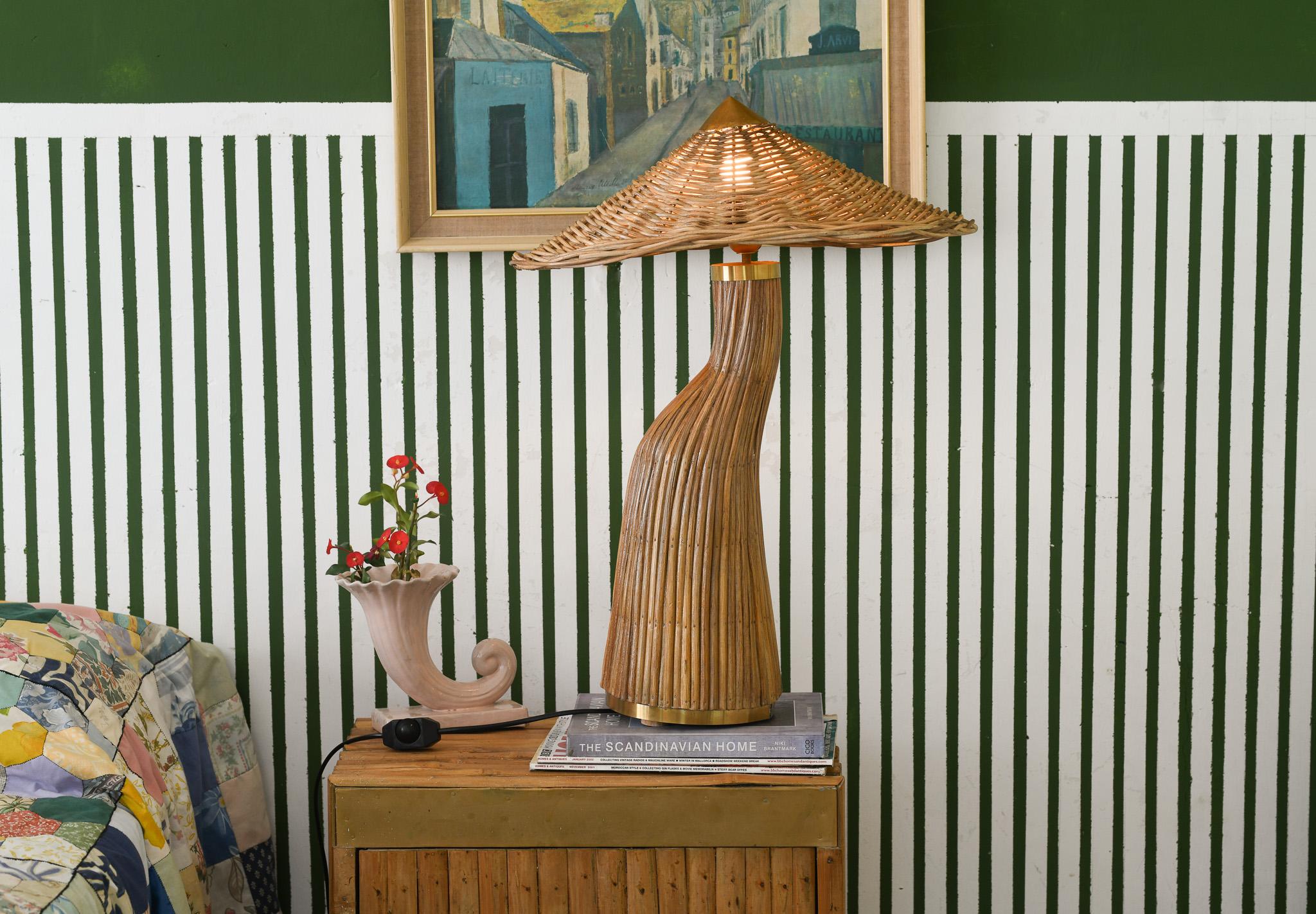 Beleuchten Sie Ihren Raum mit Eleganz und Kunstfertigkeit mit dieser Bleistift-Rattan-Tischlampe im modernen Stil der Jahrhundertmitte. Handgefertigt mit einer schönen strukturellen Pilzform und mit Gold akzentuiert, verleiht er jedem Raum eine