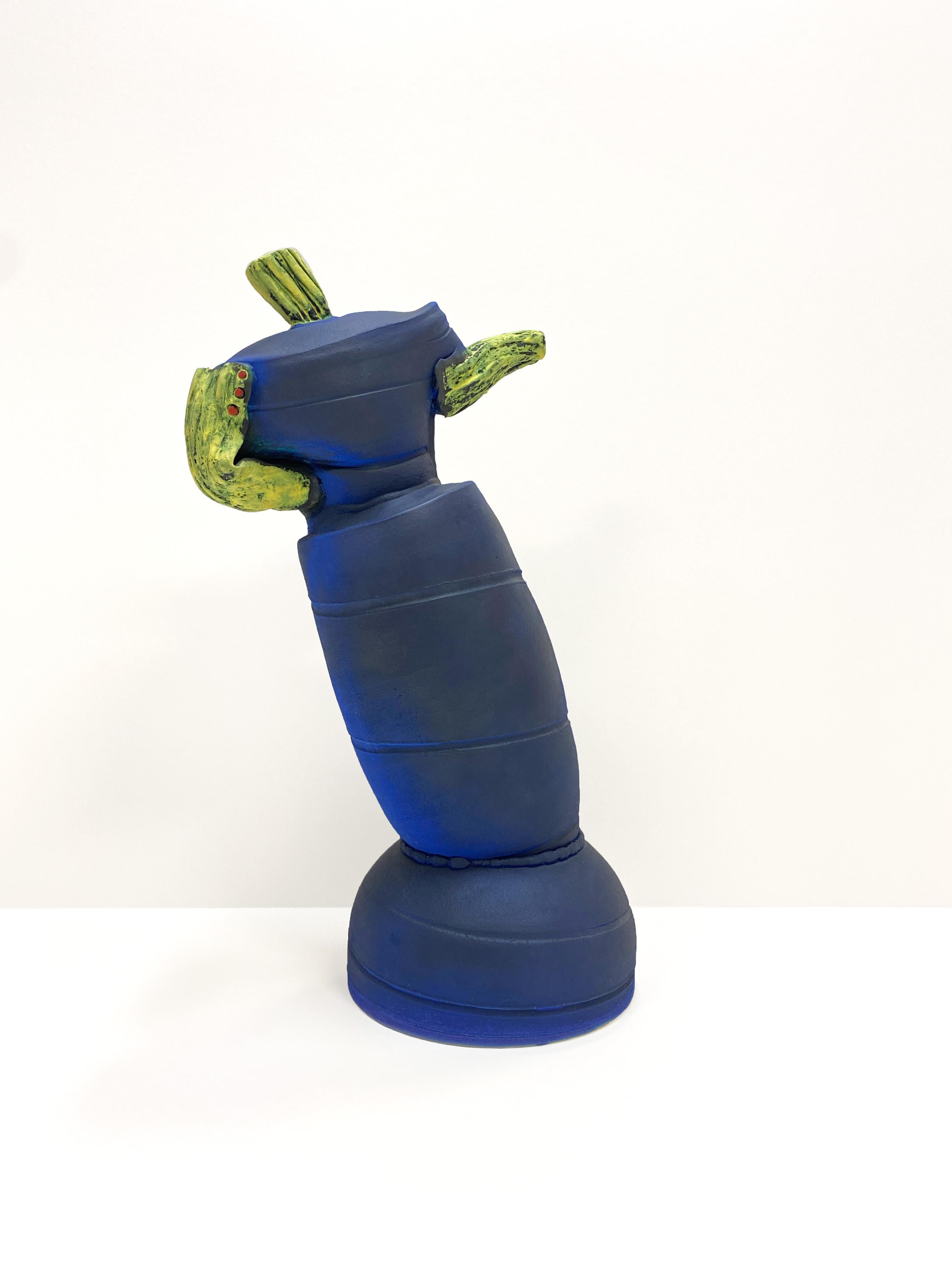 Théière sculpturale bleue inclinable, sculpture d'art décoratif fantaisiste - Contemporain Sculpture par Shu-Chen Cheng