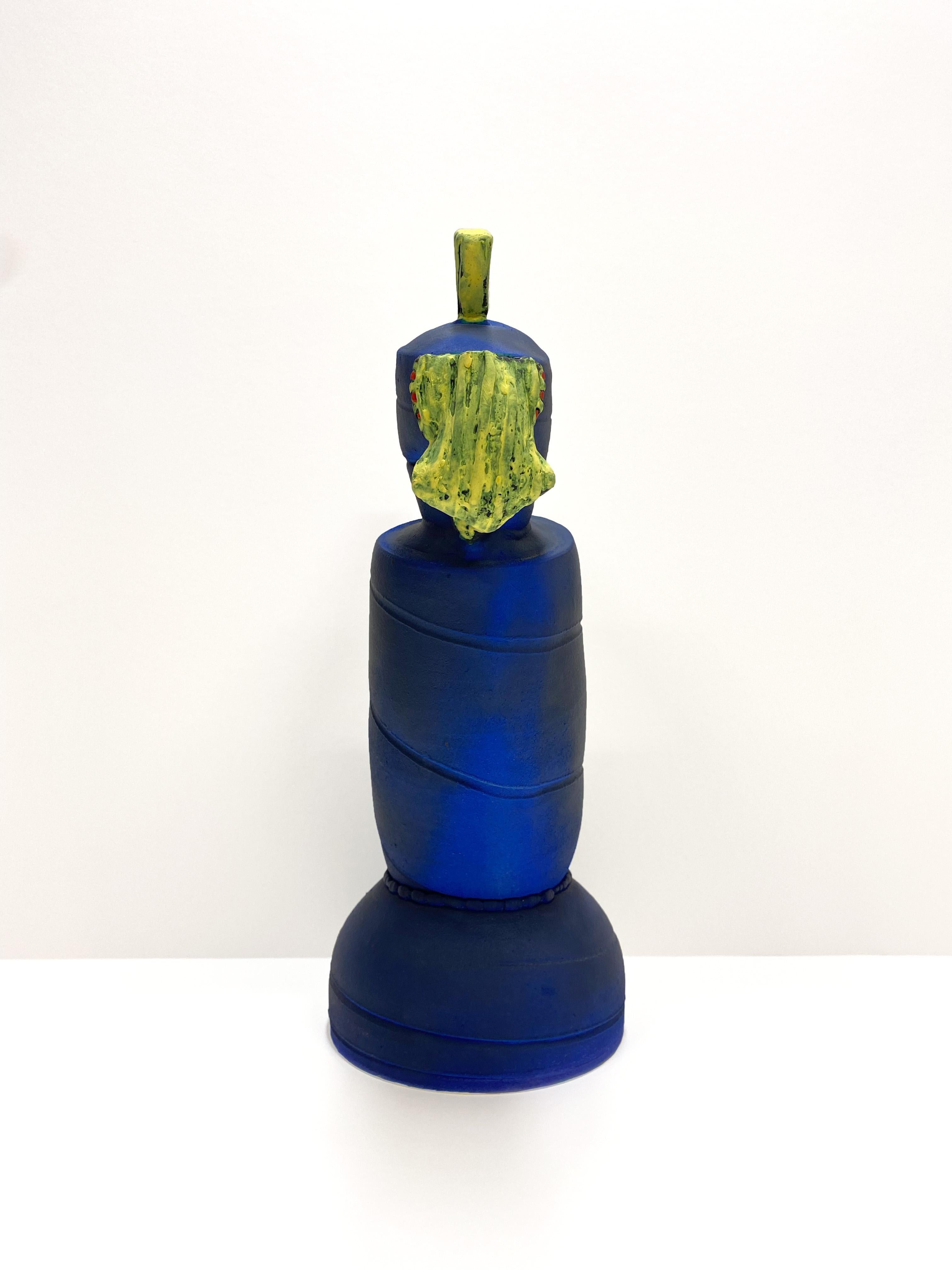 Théière sculpturale bleue inclinable, sculpture d'art décoratif fantaisiste - Gris Abstract Sculpture par Shu-Chen Cheng