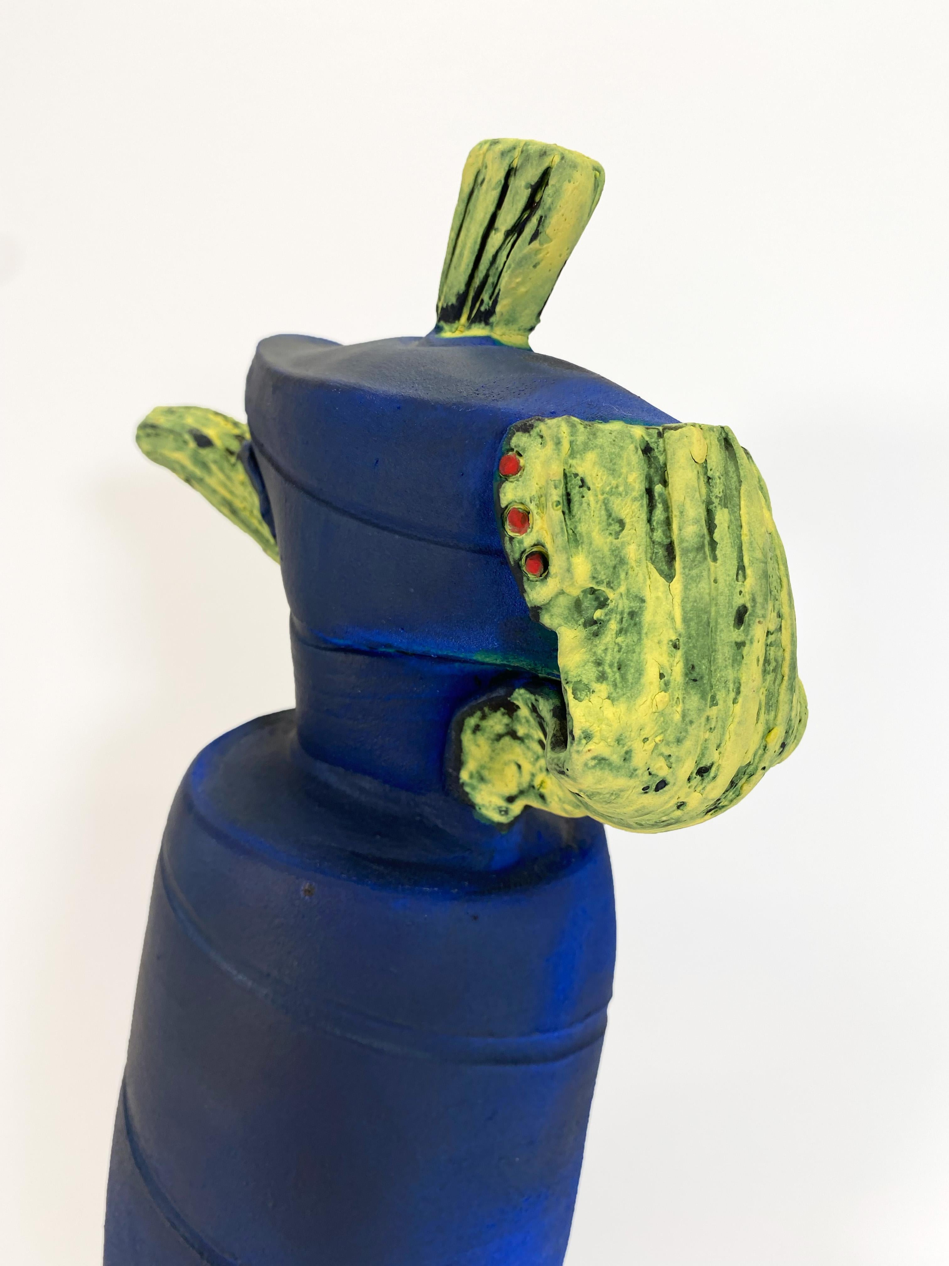 Il s'agit d'une magnifique sculpture en céramique réalisée par le potier Shu-Chen Chen de Hamilton. La texture de la surface et la coloration de chaque pièce sont uniques en raison des émaux de sculpture utilisés pour les créer. 

Remarque : cette