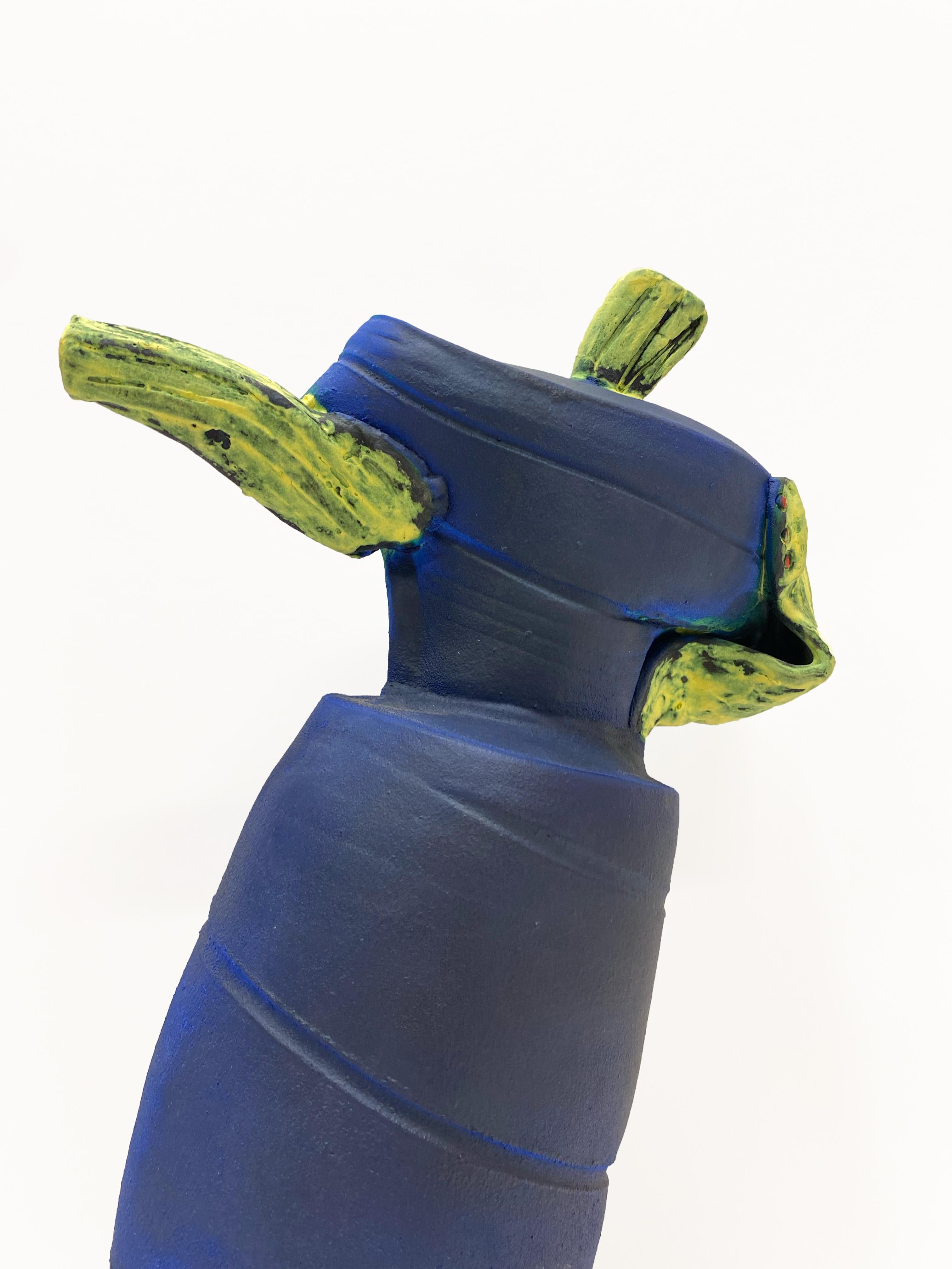 Théière sculpturale bleue inclinable, sculpture d'art décoratif fantaisiste en vente 1