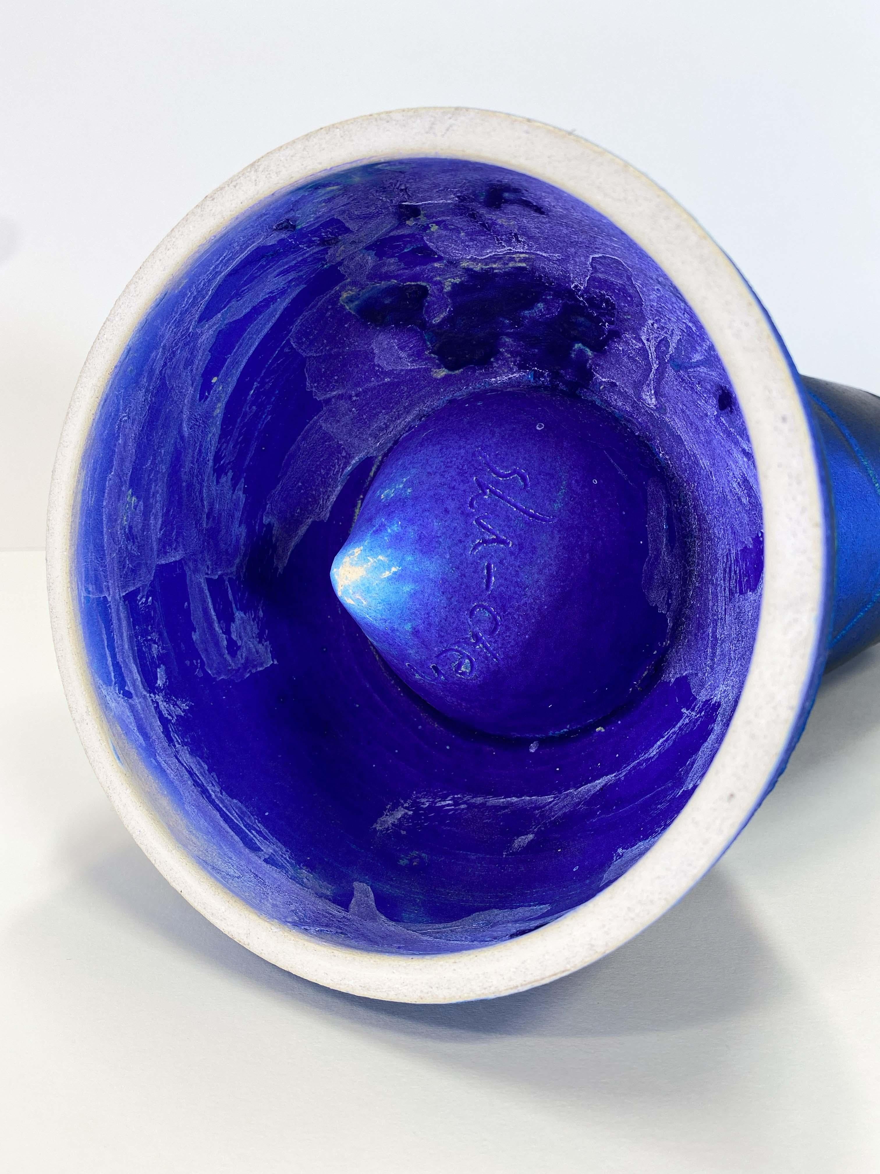 Théière sculpturale bleue inclinable, sculpture d'art décoratif fantaisiste en vente 2