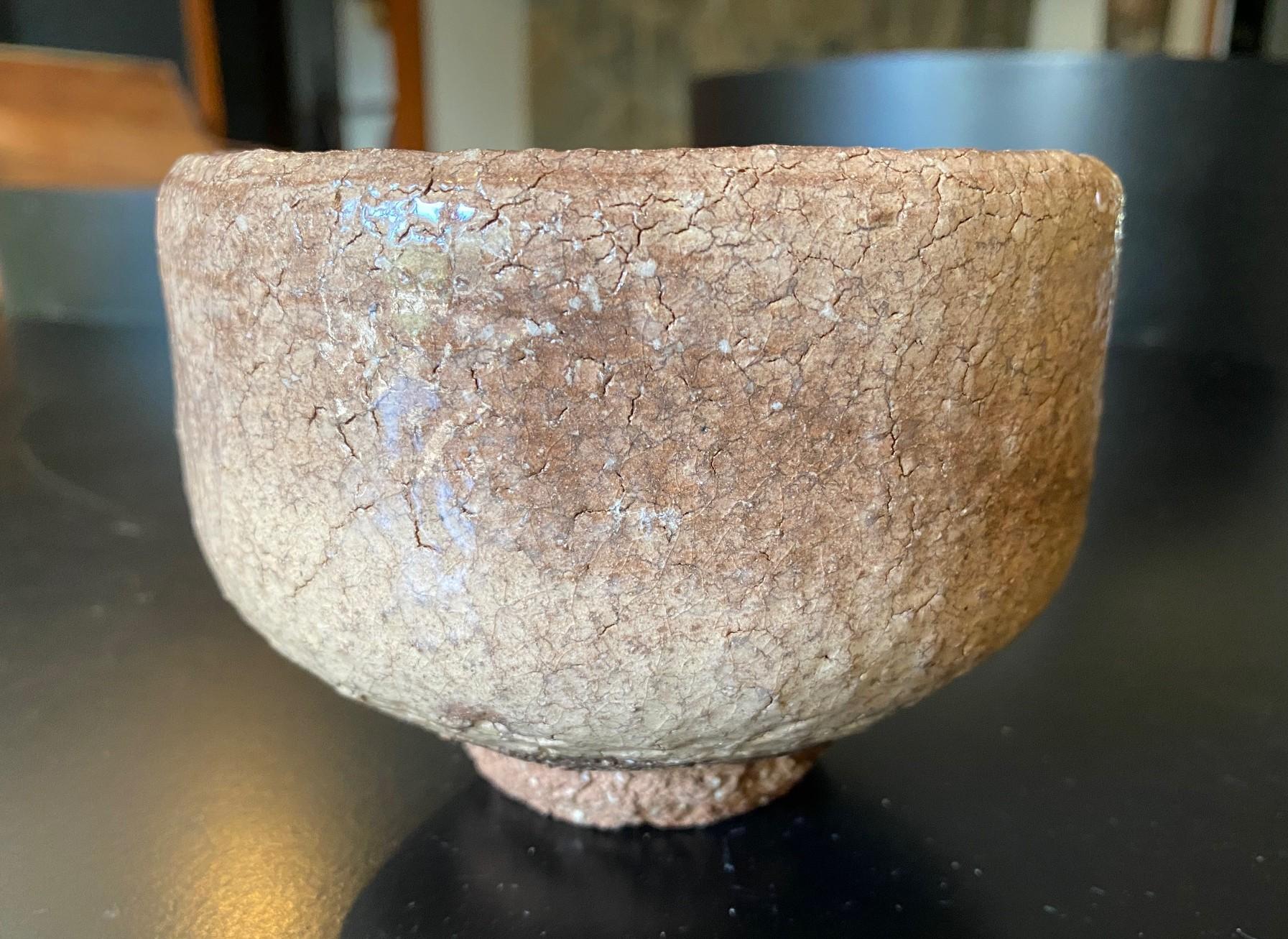 Una bellissima ciotola da tè Chawan in ceramica Hagi Yaki Ware del famoso ceramista giapponese Shuen (Shoen) Yoshida (1940-1987).  A. Yoshida è stato un apprendista di Miwa Kyusetsu (1910-2012) che è stato insignito dello status di Tesoro Nazionale