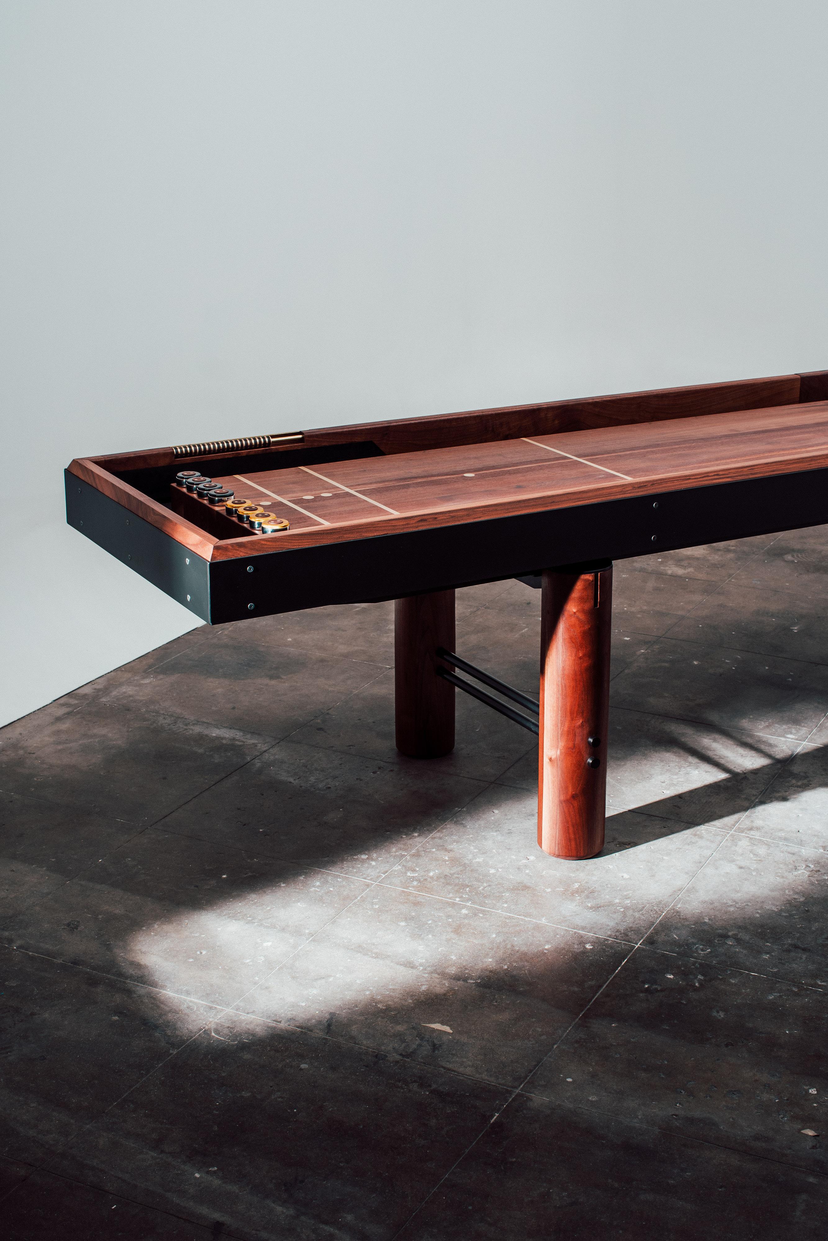 Ein Shuffleboard-Tisch sollte nicht nur Spaß beim Spielen machen, sondern auch ein schönes Kunstwerk für Ihr Spielzimmer sein. Vollständig handgefertigt auf Bestellung können wir jedes Holz, jedes Metall und eine breite Palette von