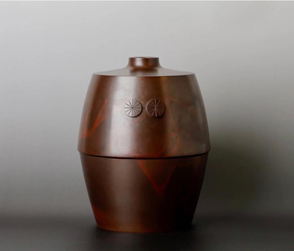 Bronzo giapponese con tecnica Murashido del periodo Showa di Shugoro Hasuda.

Shugoro Hasuda si è laureato alla Tokyo School of Arts nel 1938 con una specializzazione in artigianato (chukin). Ha ricevuto molti premi tra cui: il premio Nitten e il