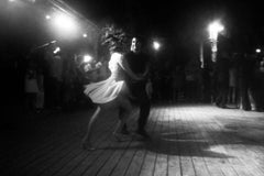 "Danser  Photographie en noir et blanc 62 po. x 42 po. encadrée par Shuki Laufer