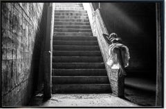 Les femmes sur  escaliers  Modèle féminin figuratif - Photographie en noir et blanc de Shuki