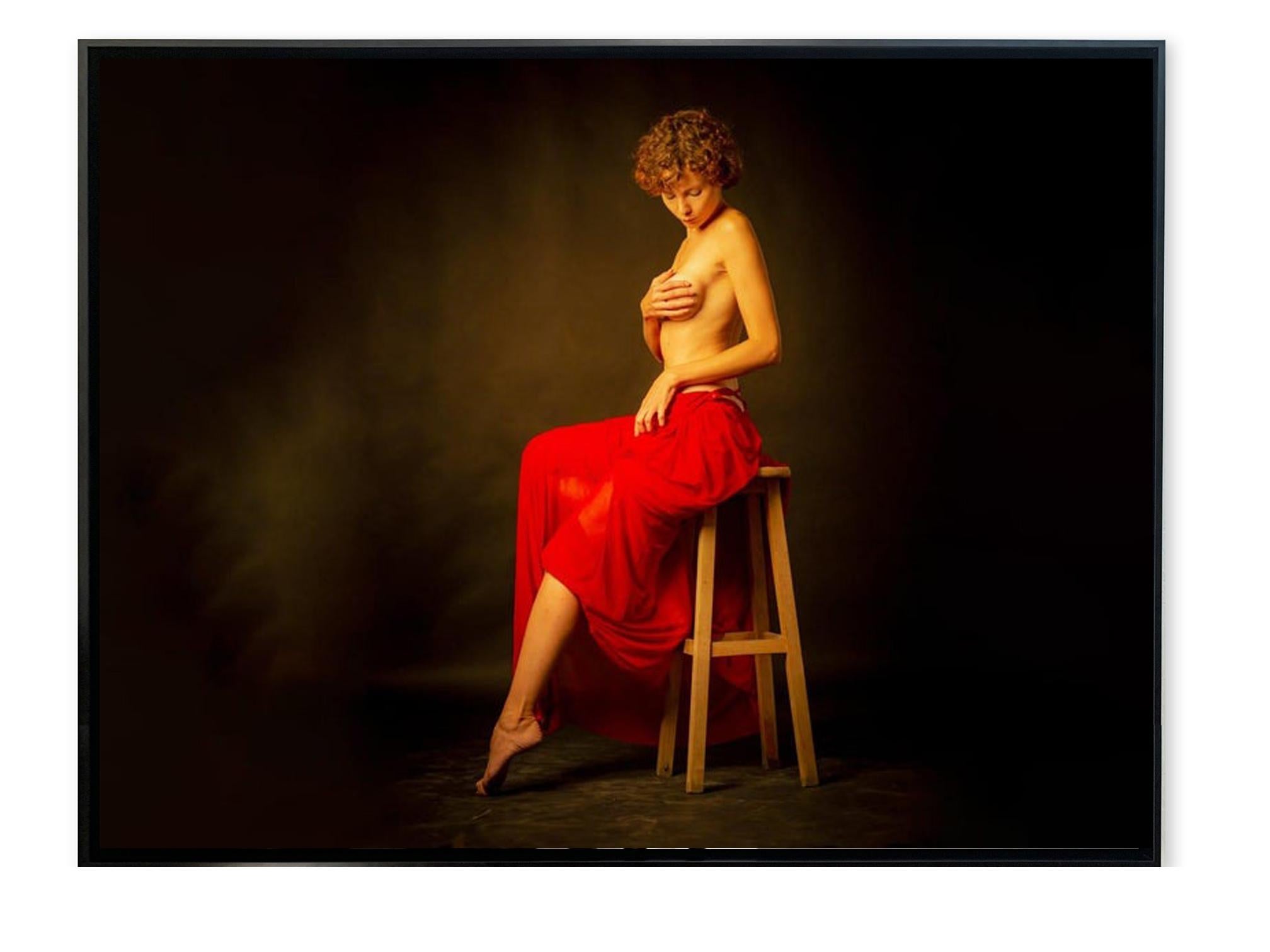 Grande photographie figurative colorée d'une femme assise - Modèle nu féminin  Par Shuki - Contemporain Photograph par Shuki Laufer