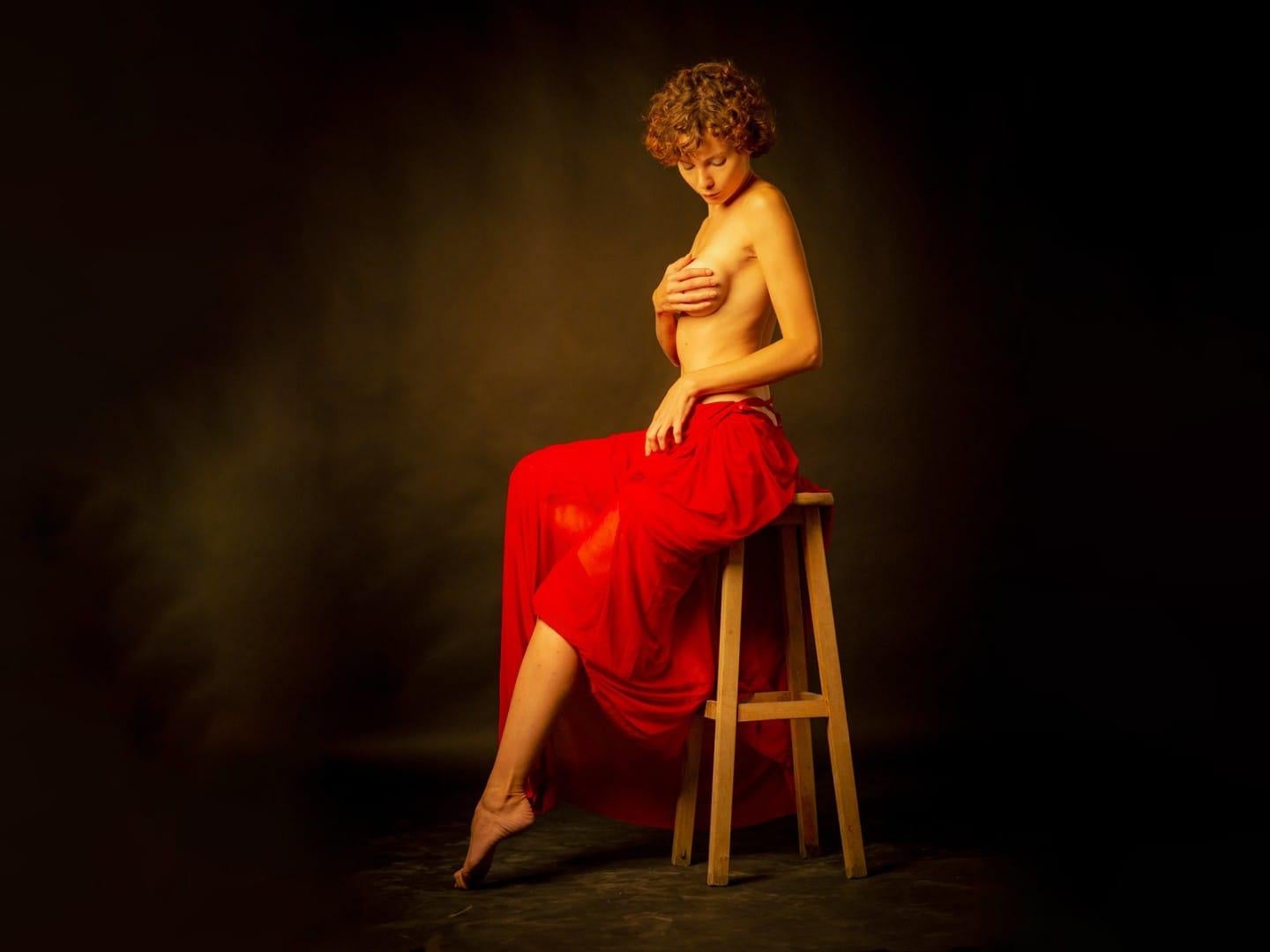 Figurative Photograph Shuki Laufer - Grande photographie figurative colorée d'une femme assise - Modèle nu féminin  Par Shuki