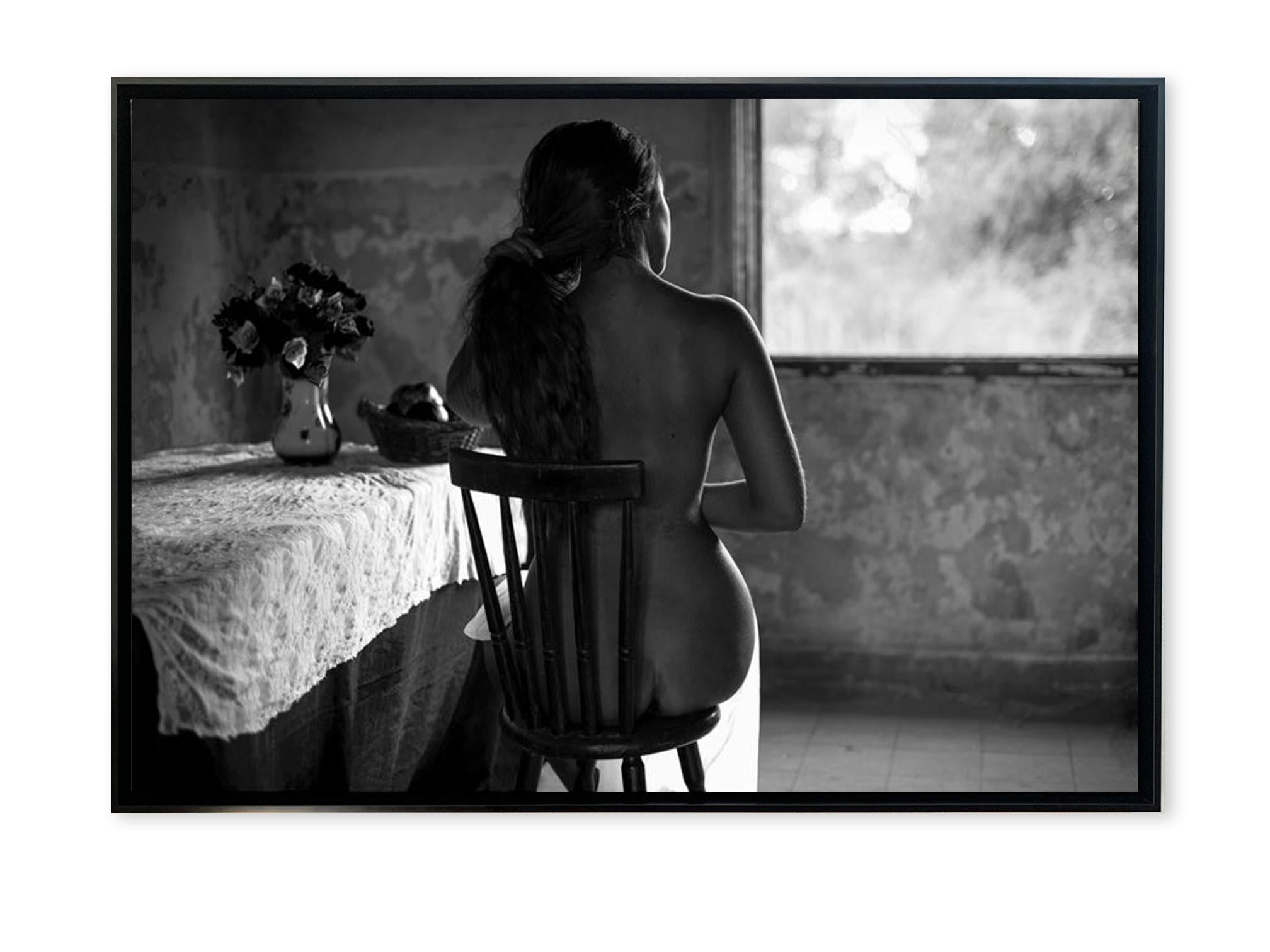 Sitzende Frau Figuratives nacktes weibliches Modell B&W  Fotografie von Shuki Laufer im Angebot 3