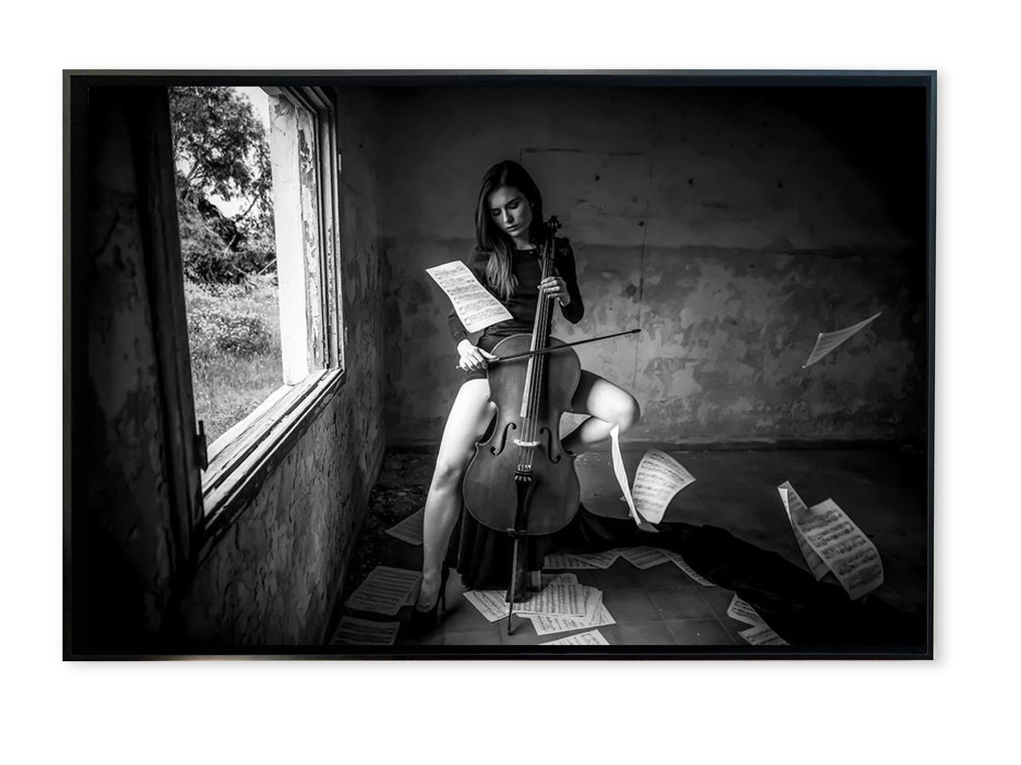 La jeune femme musicienne - Photographie figurative en noir et blanc de Shuki  - Noir Figurative Photograph par Shuki Laufer