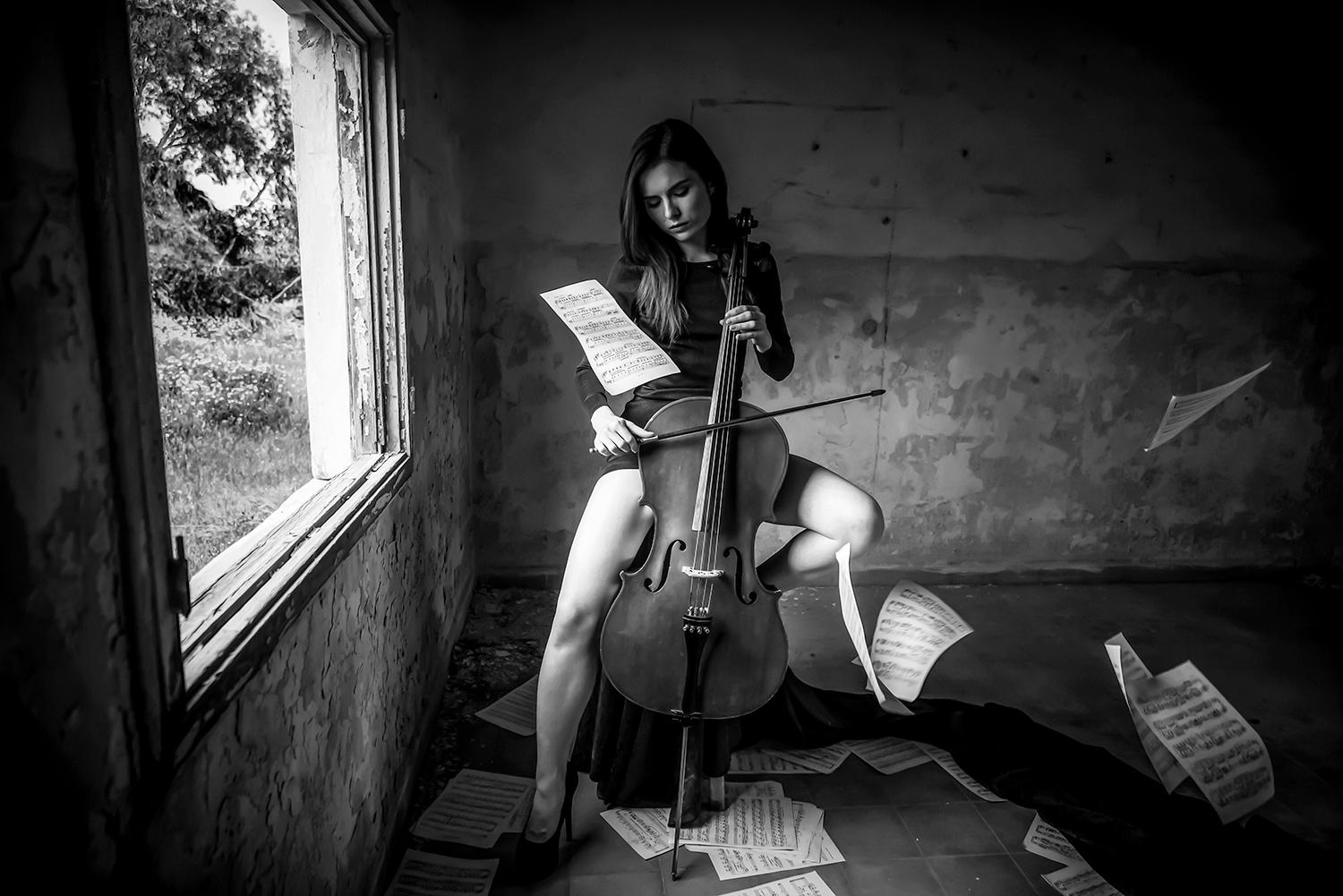 Figurative Photograph Shuki Laufer - La jeune femme musicienne - Photographie figurative en noir et blanc de Shuki 