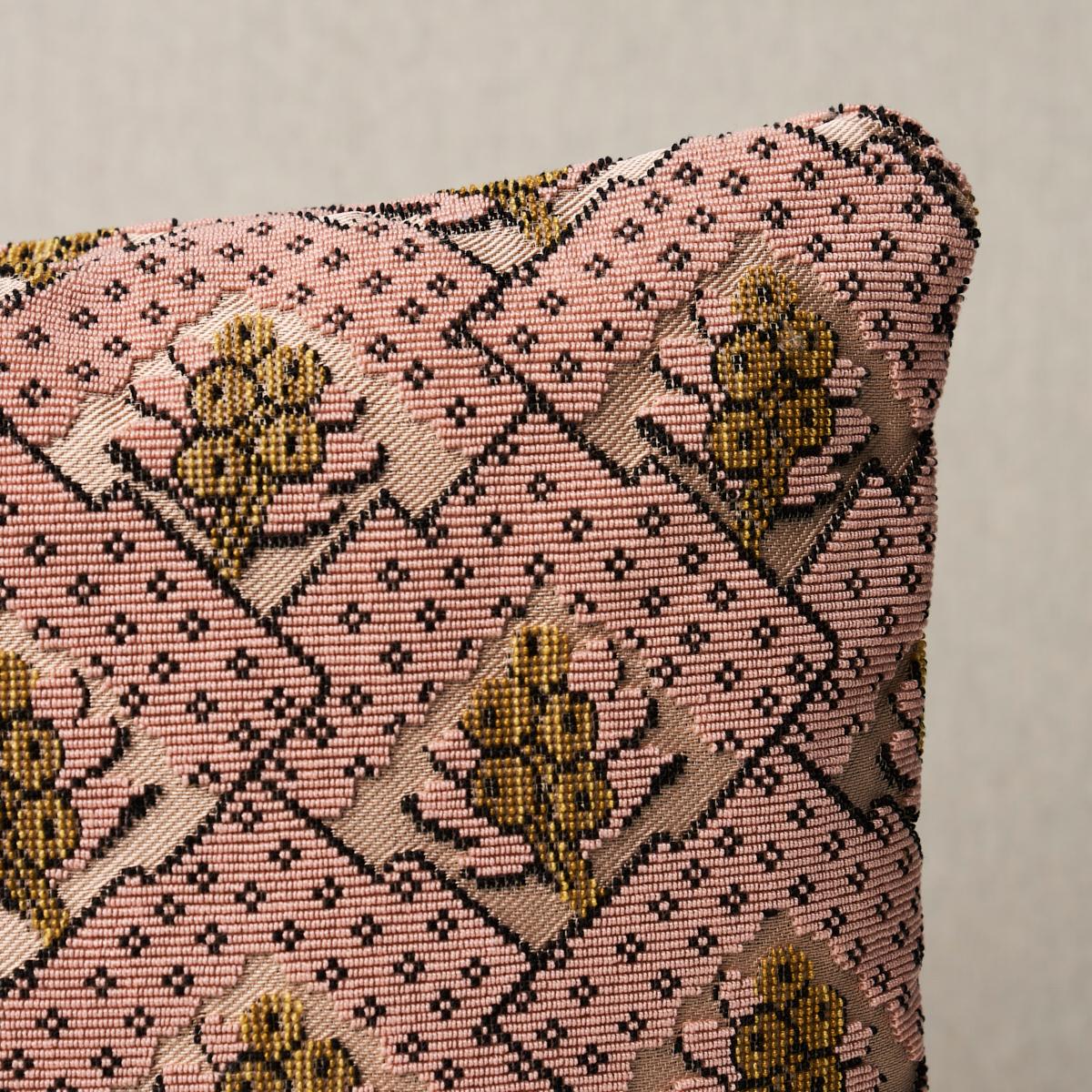 Questo cuscino è caratterizzato da Blair Silk Épinglé con una finitura a coltello. Un velluto davvero straordinario derivato da un frammento di un abito da uomo del XVIII secolo indossato a Williamsburg, il Blair Silk Epinglé di colore blu presenta