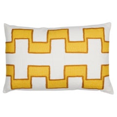 Cuscino con stampa ricamata 25x16" di Shumacher Dixon in giallo