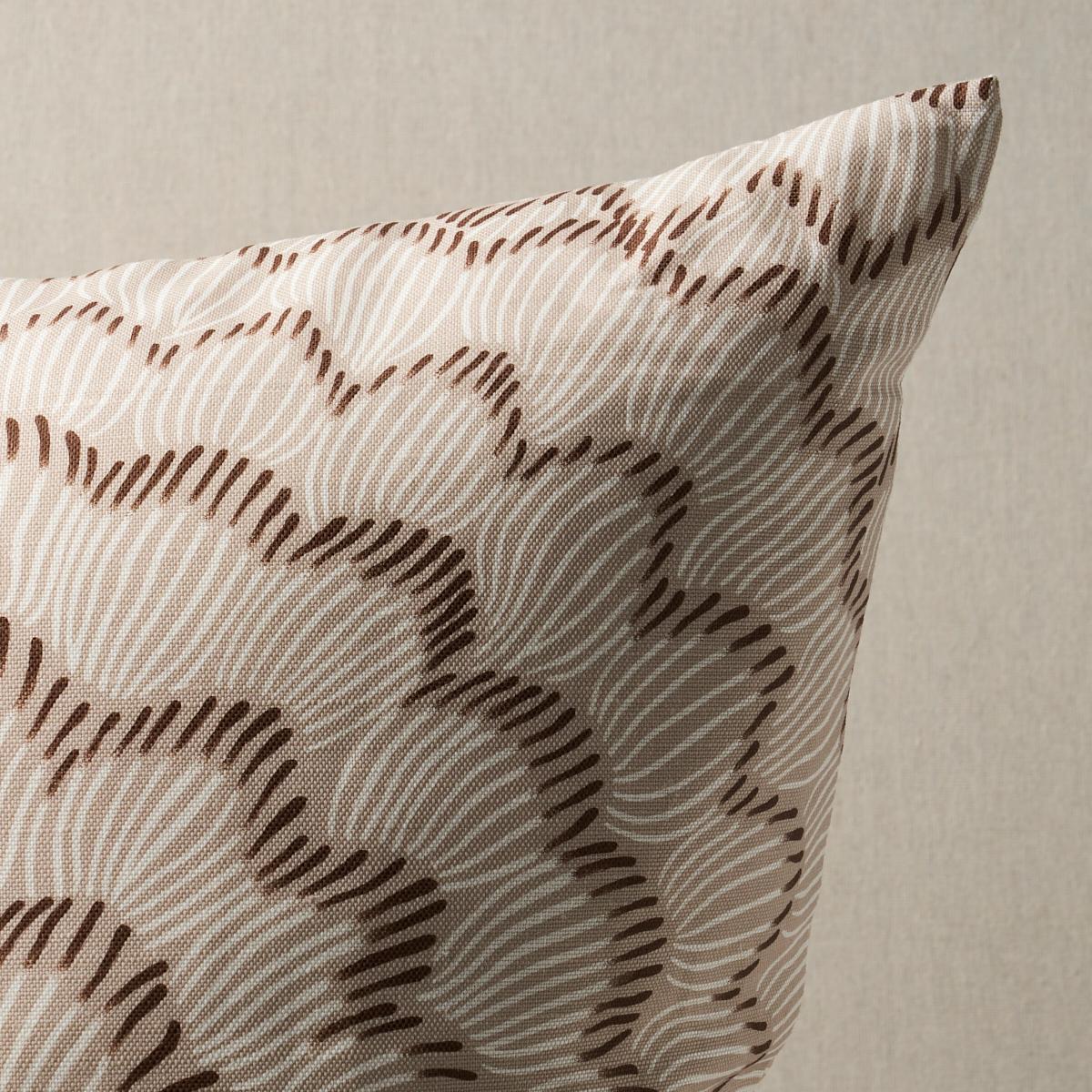 Questo cuscino è caratterizzato da Feather Bloom di Celerie Kemble per Schumacher con finitura a lama. Disegnato da Celerie Kemble, il modello Feather Bloom in color tortora è caratterizzato da un motivo a raggiera di fiori di dimensioni eccessive