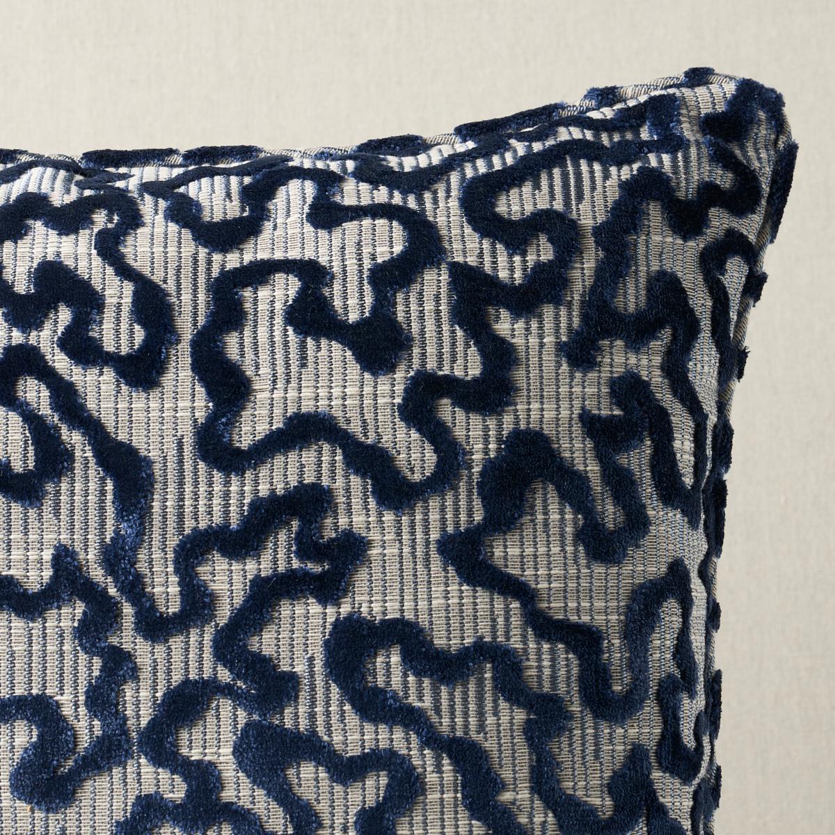 Cet oreiller est en velours Janis avec une finition en passepoil. Cette élégante mise à jour d'un motif traditionnel présente un motif de vermicelle de velours à échelle réduite sur un fond de jacquard. L'oreiller comprend un garnissage en plumes et