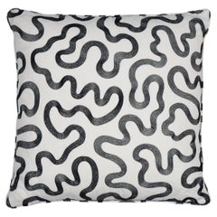 Almohada Shumacher Riley 20" en negro sobre marfil
