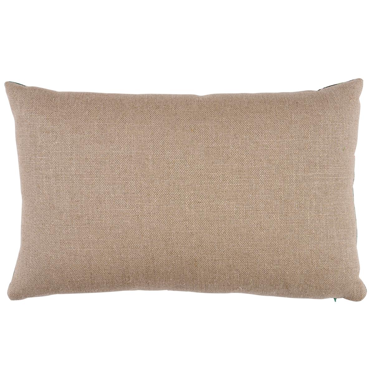 Questo cuscino presenta Roll & Hill con una finitura a lama. Incantevoli animali giocano in un paesaggio ingenuo in questa stravagante stampa a copertura totale. Questo disegno conserva la semplicità rustica dell'originale ricamato, che risale al