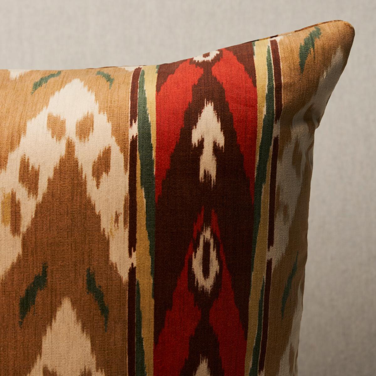 Questo cuscino è caratterizzato dal velluto Samar Ikat con finitura a lama. Basato su un'antica seta intrecciata, questo lussureggiante velluto di cotone è stato reinterpretato come una striscia e stampato, consentendo una più ampia gamma di colori