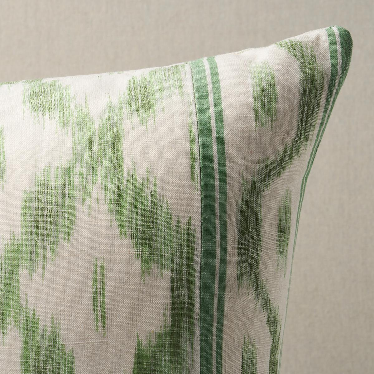 Cet oreiller présente l'Ikat Santa Monica de Mark D. Sikes pour Schumacher, avec une finition en bord de couteau. Ce motif artisanal remet au goût du jour un ikat d'archives. L'oreiller comprend un insert en plumes/duvet et une fermeture à glissière
